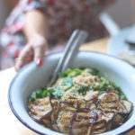 Rezept für sommerlichen Couscous-Salat mit Aubergine, Halloumi und Spinat | moeyskitchen.com #couscous #salat #rezept #sommersalat
