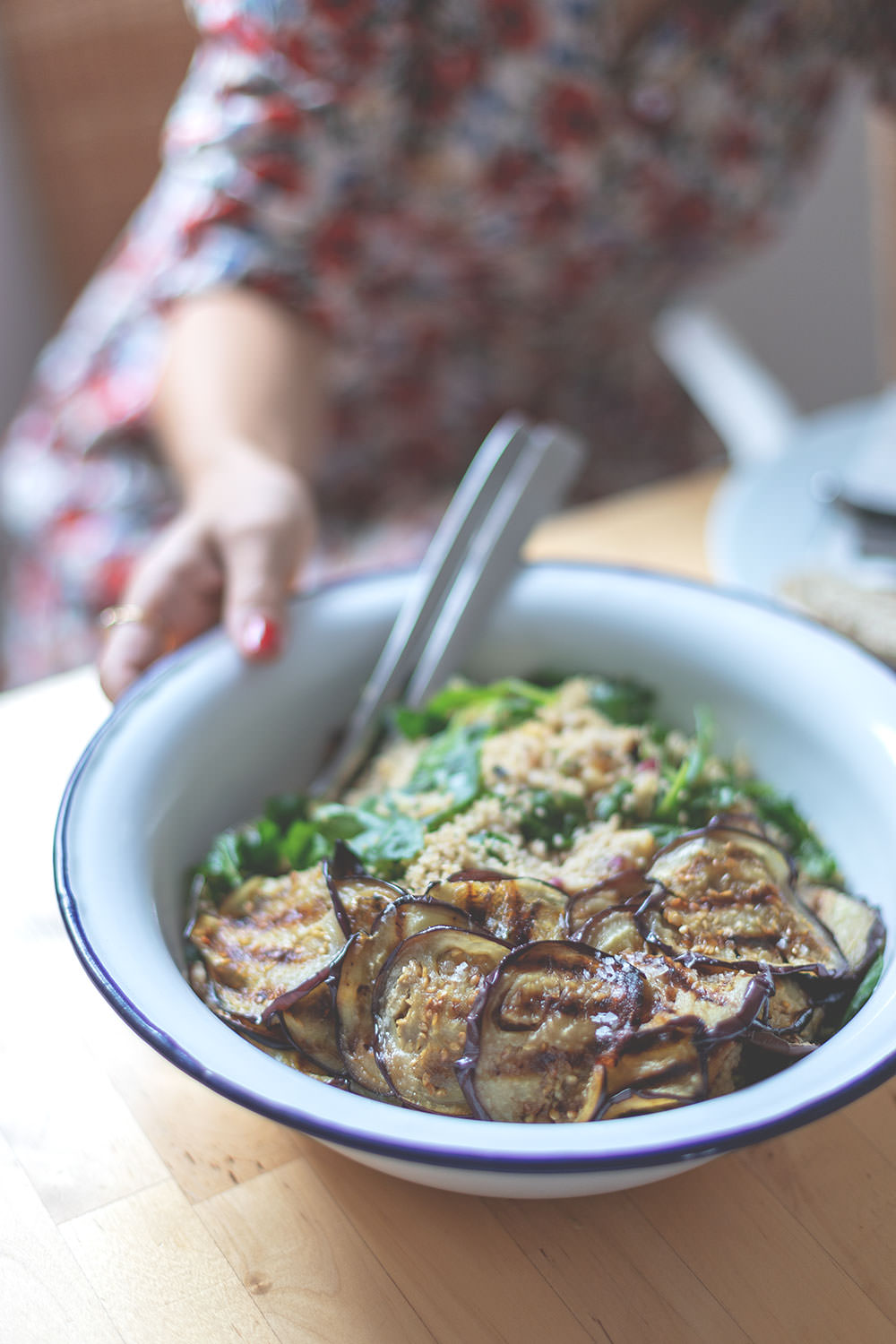 Rezept für sommerlichen Couscous-Salat mit Aubergine, Halloumi und Spinat | moeyskitchen.com #couscous #salat #rezept #sommersalat
