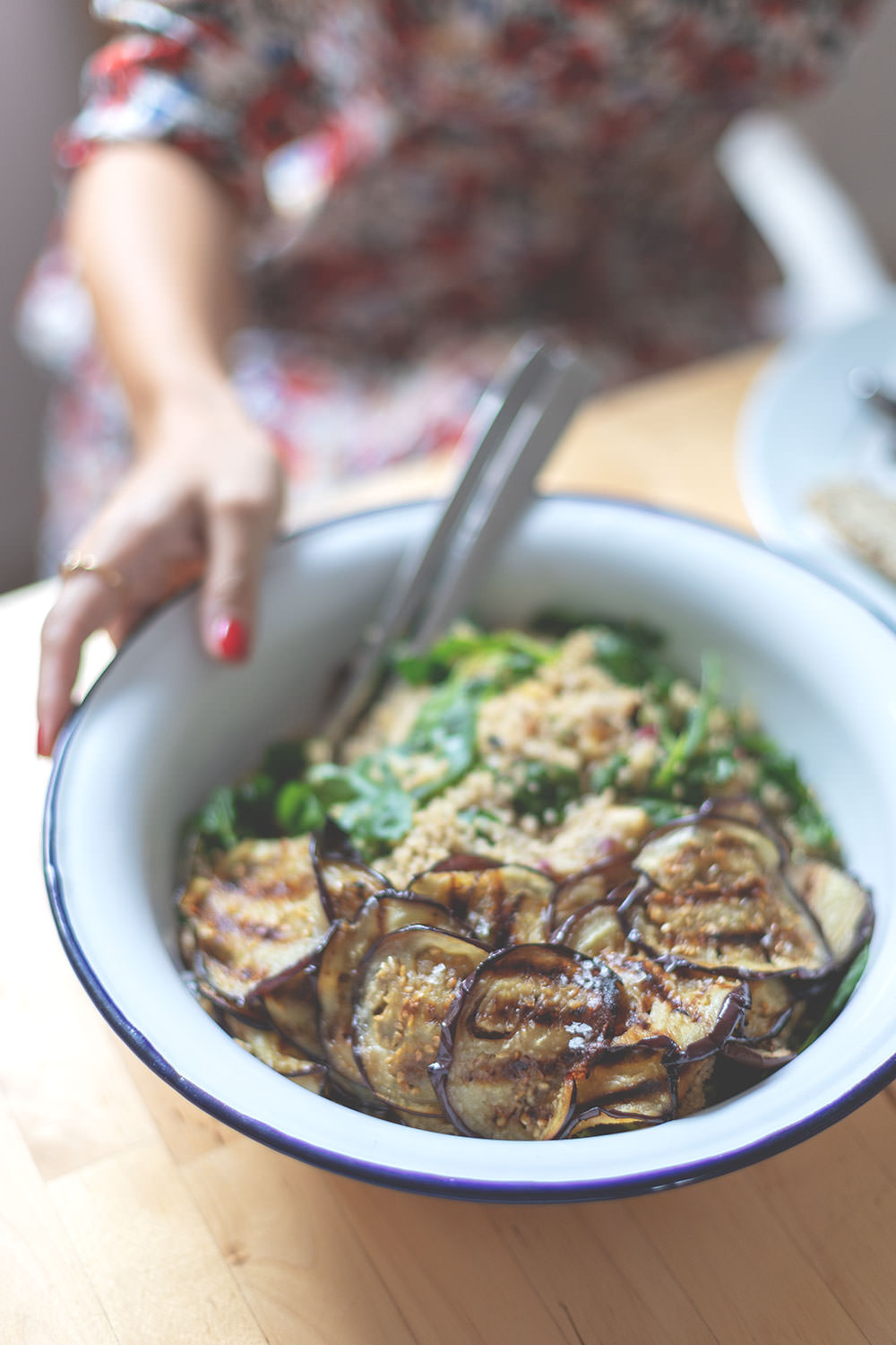 Rezept für sommerlichen Couscous-Salat mit Aubergine, Halloumi und Spinat | moeyskitchen.com #couscous #salat #rezept #sommersalat #couscoussalat
