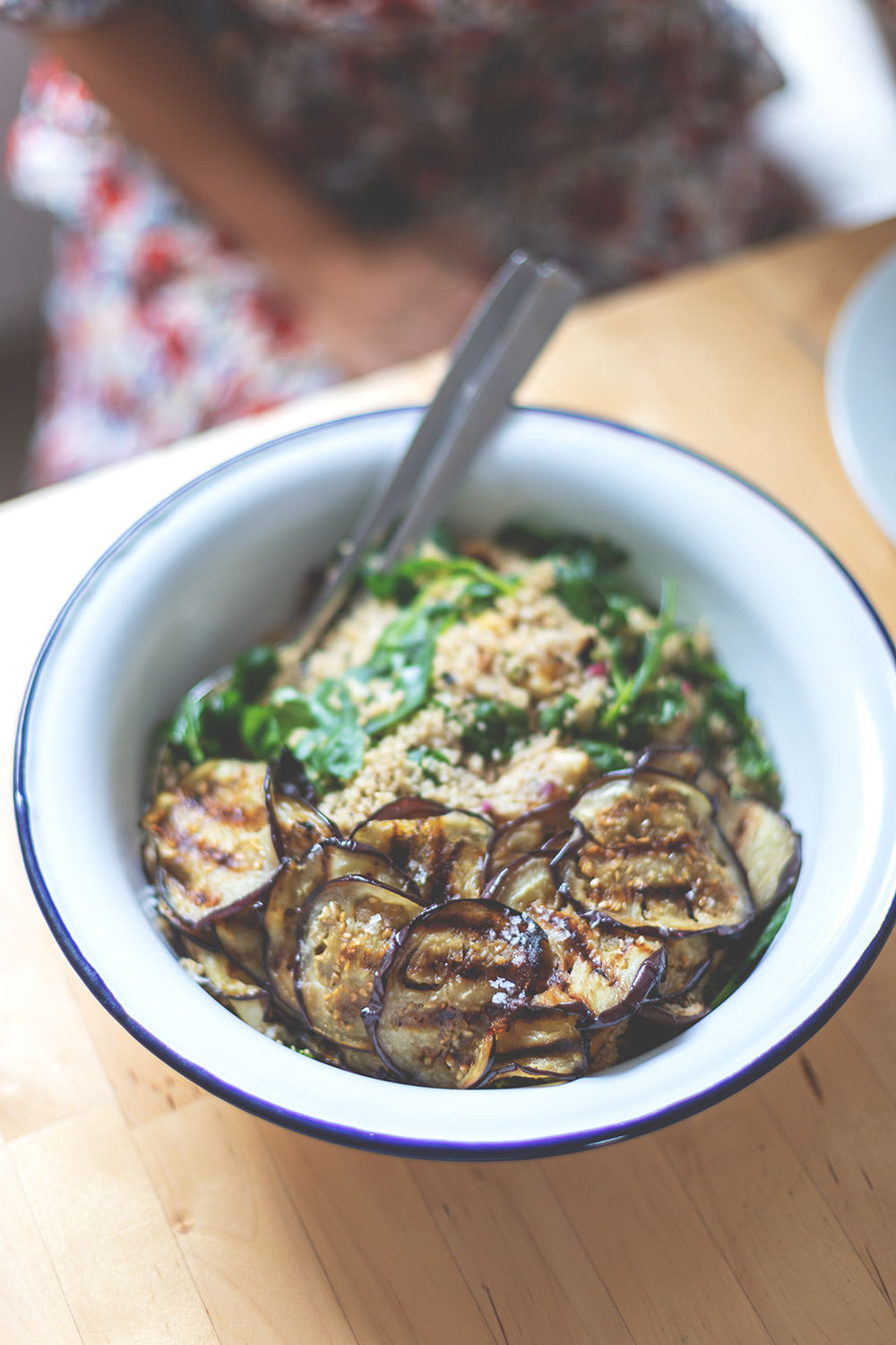 Rezept für sommerlichen Couscous-Salat mit Aubergine, Halloumi und Spinat | moeyskitchen.com #couscous #salat #rezept #sommersalat #couscoussalat