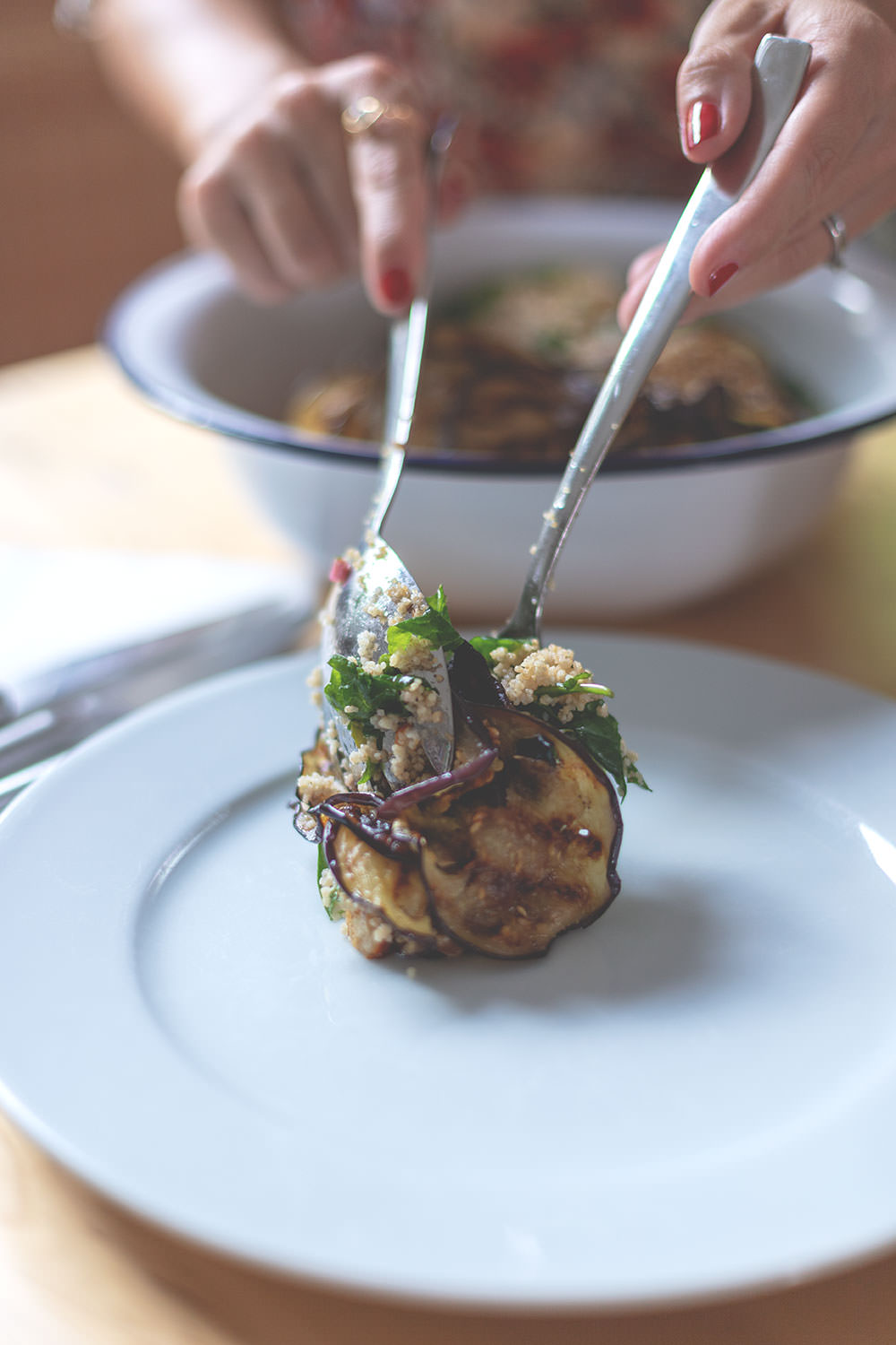 Rezept für sommerlichen Couscous-Salat mit Aubergine, Halloumi und Spinat | moeyskitchen.com #couscous #salat #rezept #sommersalat #couscoussalat