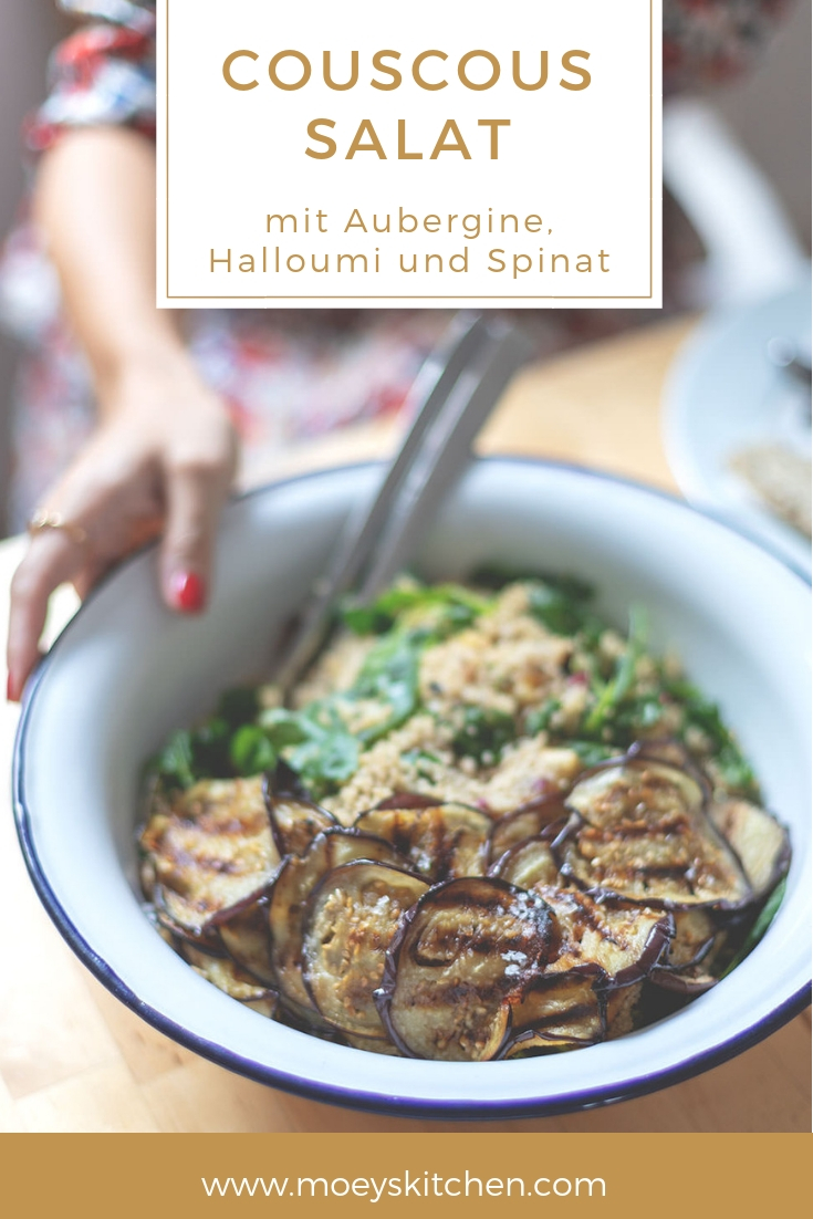 Rezept für sommerlichen Couscous-Salat mit Aubergine, Halloumi und Spinat | moeyskitchen.com #couscous #salat #rezept #sommersalat #couscoussalat
