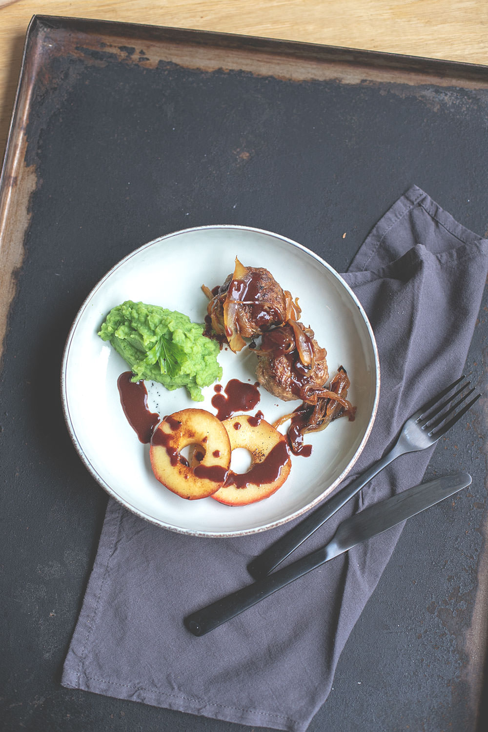 Salsiccia-Frikadellen mit Petersilienpüree, Äpfeln und Zwiebeln von Zimtkeks & Apfeltarte | Food.Blog.House Holland 2018 | moeyskitchen.com