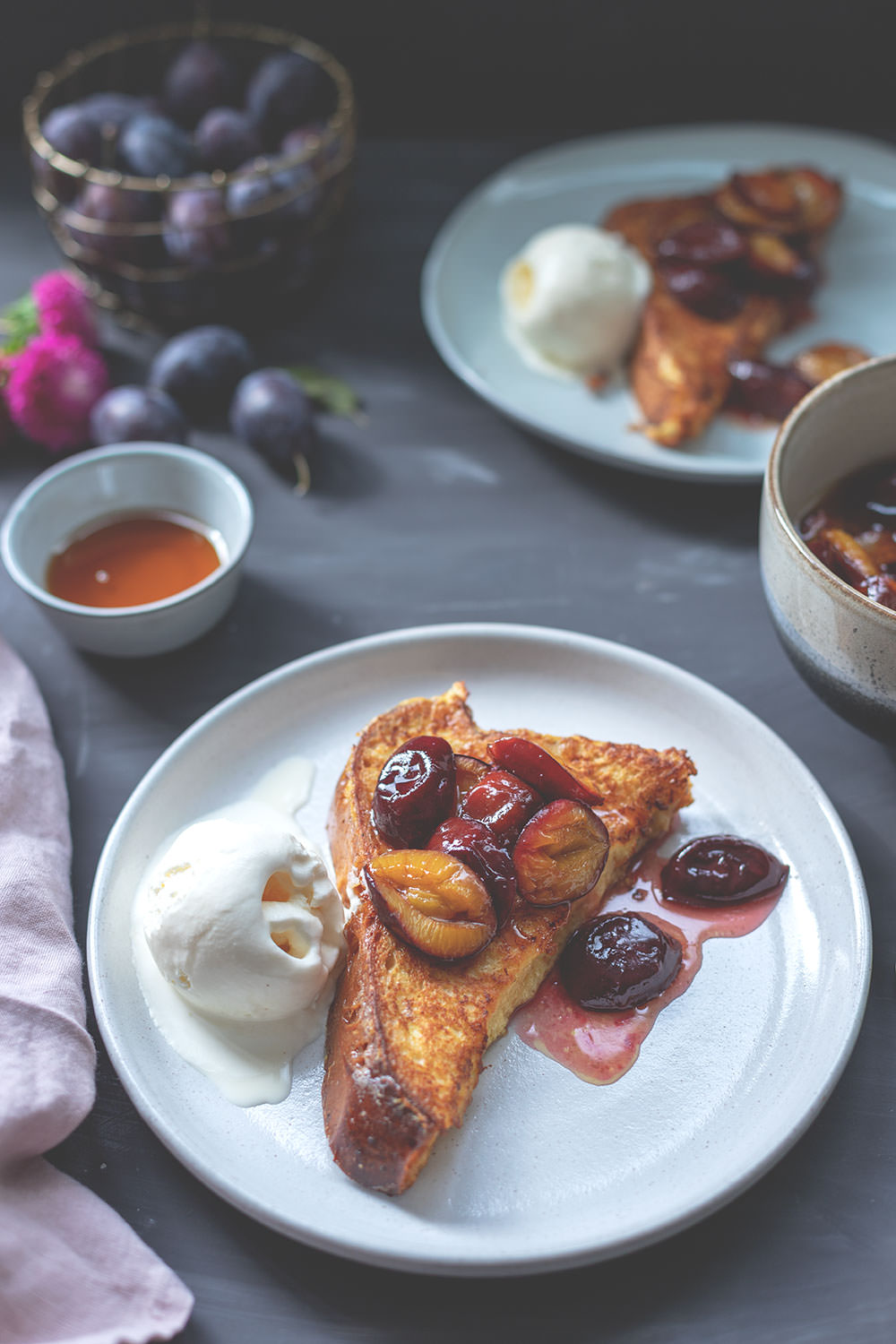Rezept für French Toast mit karamellisierten Zwetschgen und einfachem Vanilleeis | The Sunday Breakfast Club | moeyskitchen.com #frenchtoast #rezept #frühstück