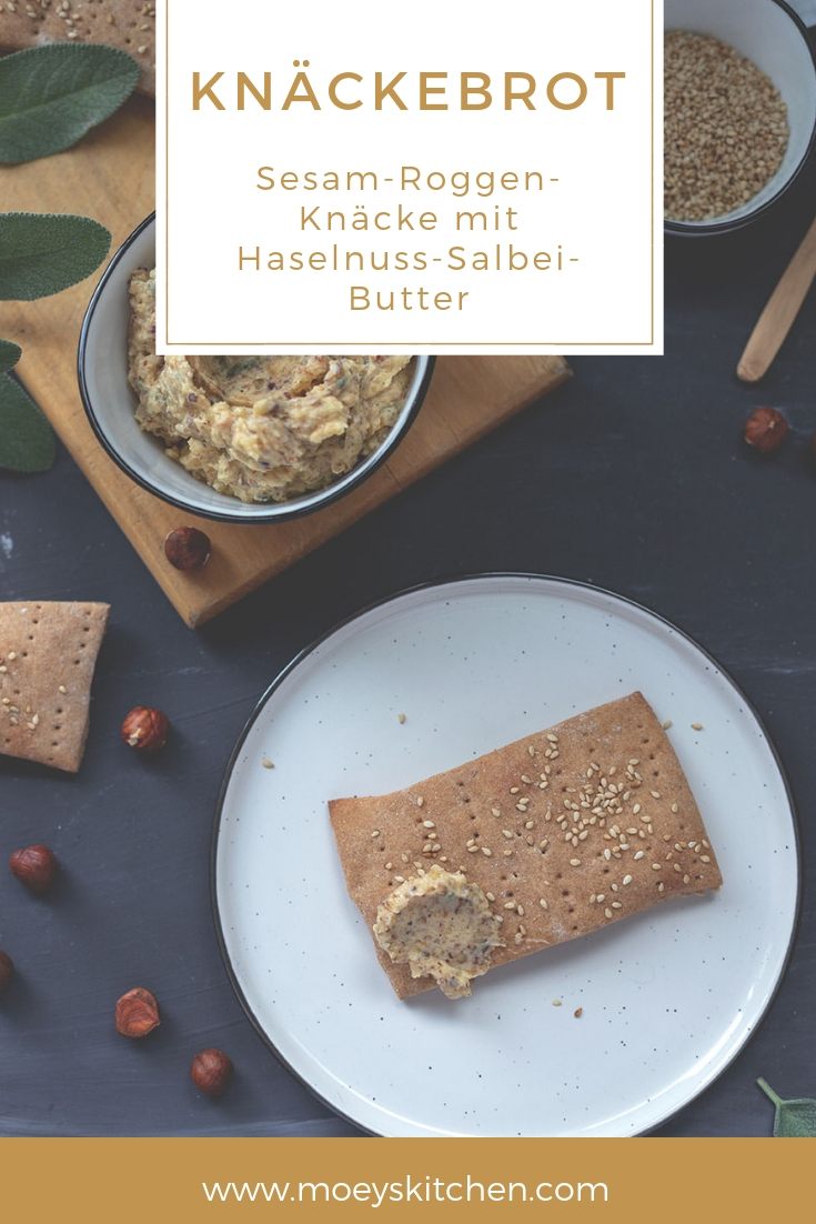 Selbst gebackenes Sesam-Roggen-Knäckebrot mit Haselnuss-Salbei-Butter | moeyskitchen.com #knäckebrot #rezept #butterbrot #foodblog