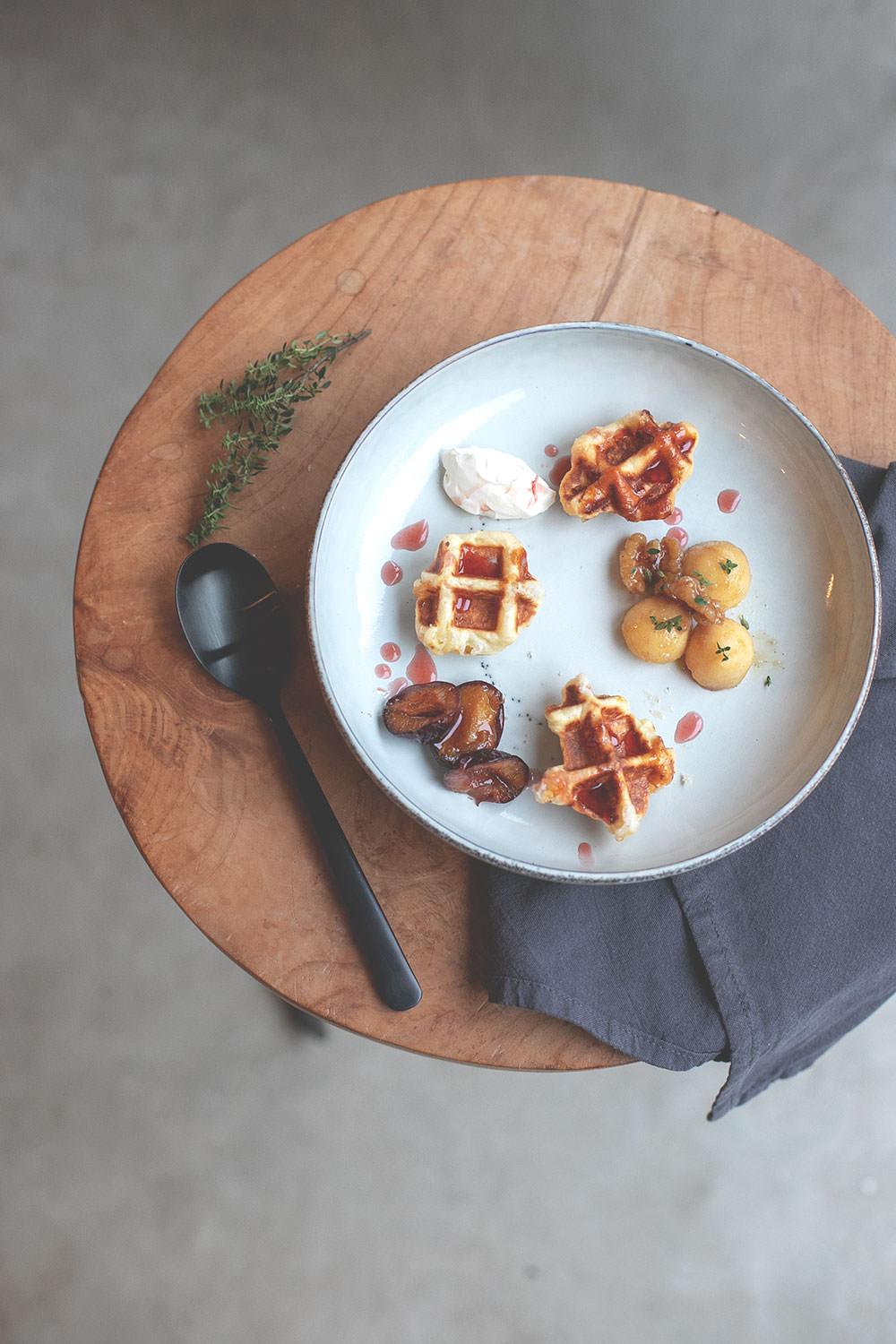 Rezept für Lütticher Waffeln, serviert mit ofengerösteten Ahornsirup-Zwetschgen, karamellisierten Vanille-Äpfeln mit Walnüssen und einem Klecks französischer Crème fraîche | Food.Blog.House 2018 Holland | moeyskitchen.com