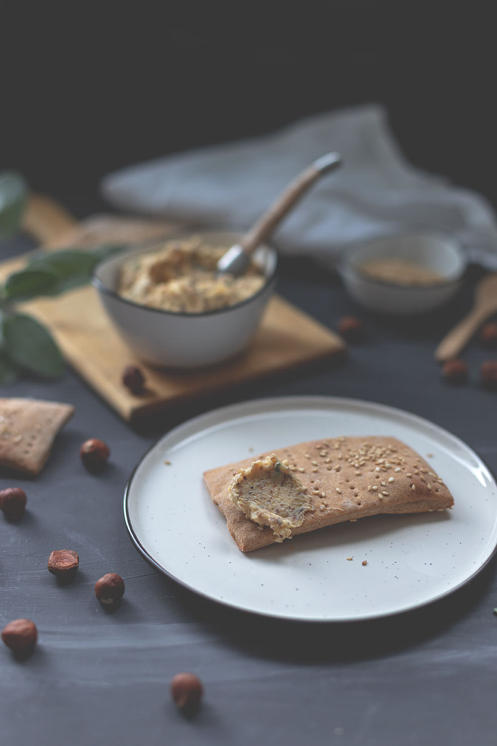 Selbst gebackenes Sesam-Roggen-Knäckebrot mit Haselnuss-Salbei-Butter | moeyskitchen.com #knäckebrot #rezept #butterbrot #foodblog