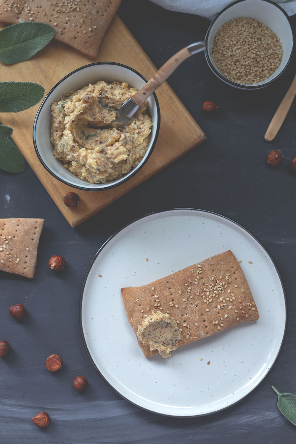Selbst gebackenes Sesam-Roggen-Knäckebrot mit Haselnuss-Salbei-Butter | moeyskitchen.com #knäckebrot #rezept #butterbrot #foodblog