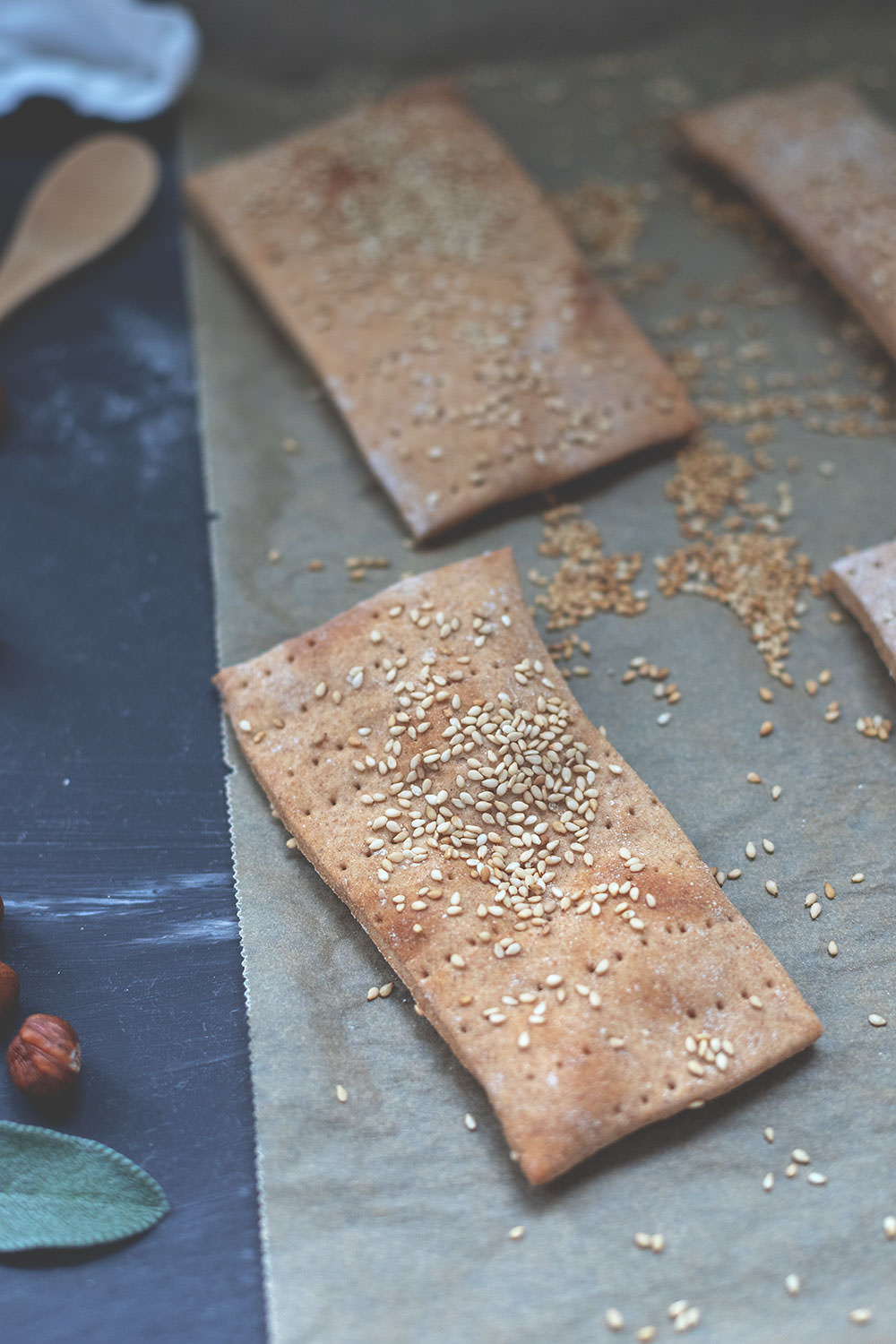 Selbst gebackenes Sesam-Roggen-Knäckebrot mit Haselnuss-Salbei-Butter | moeyskitchen.com #knäckebrot #rezept #butterbrot #foodblog