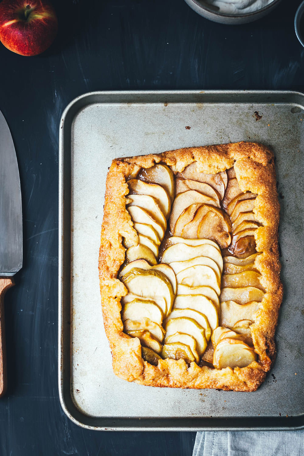 Rezept für rustikale Apfel-Galette mit Ahornsirup-Salzkaramell und Ahornsirup-Sahne | Eine Galette ist der perfekte Apfelkuchen für den Herbst und Winter – ganz unkompliziert und einfach zubereitet! | moeyskitchen.com