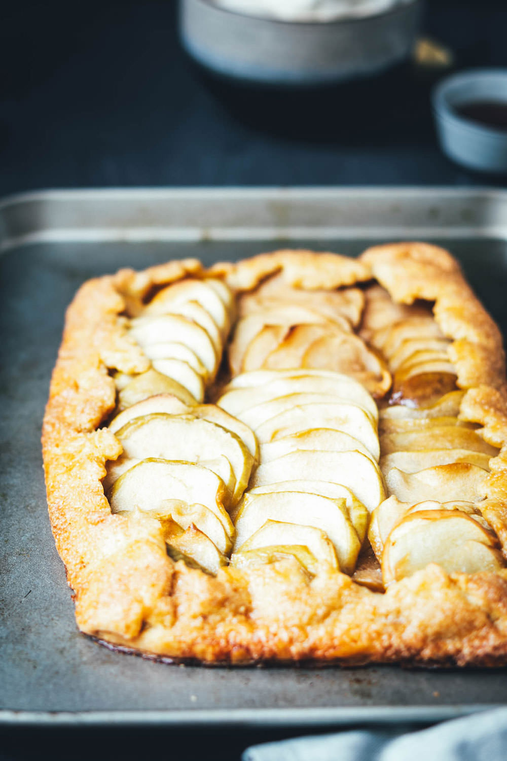 Rezept für rustikale Apfel-Galette mit Ahornsirup-Salzkaramell und Ahornsirup-Sahne | Eine Galette ist der perfekte Apfelkuchen für den Herbst und Winter – ganz unkompliziert und einfach zubereitet! | moeyskitchen.com