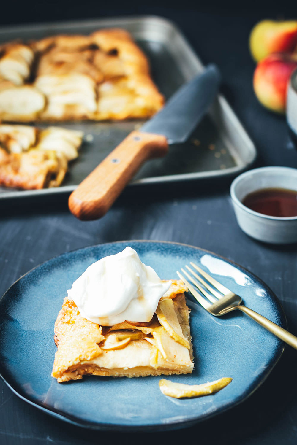 Rezept für rustikale Apfel-Galette mit Ahornsirup-Salzkaramell und Ahornsirup-Sahne | Eine Galette ist der perfekte Apfelkuchen für den Herbst und Winter – ganz unkompliziert und einfach zubereitet! | moeyskitchen.com