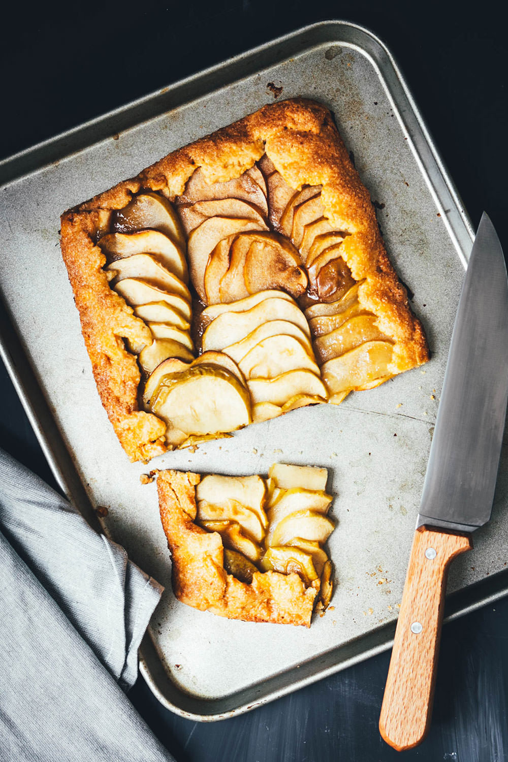 Rezept für rustikale Apfel-Galette mit Ahornsirup-Salzkaramell und Ahornsirup-Sahne | Eine Galette ist der perfekte Apfelkuchen für den Herbst und Winter – ganz unkompliziert und einfach zubereitet! | moeyskitchen.com