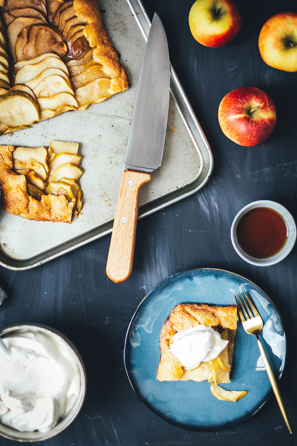 Rezept für rustikale Apfel-Galette mit Ahornsirup-Salzkaramell und Ahornsirup-Sahne | Eine Galette ist der perfekte Apfelkuchen für den Herbst und Winter – ganz unkompliziert und einfach zubereitet! | moeyskitchen.com