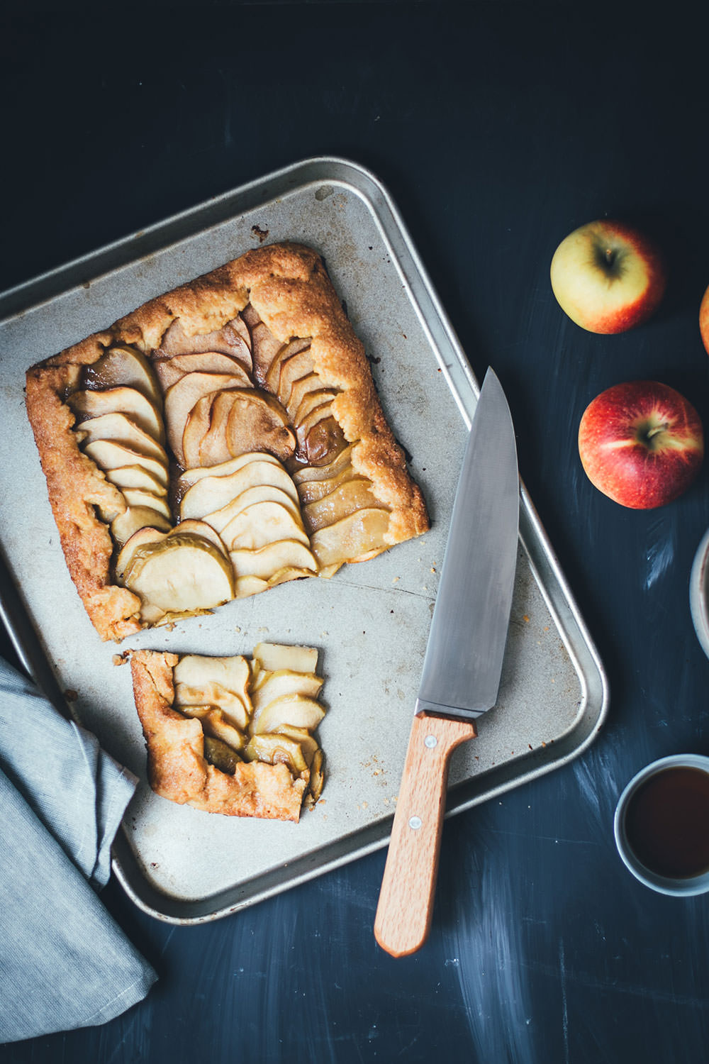Rezept für rustikale Apfel-Galette mit Ahornsirup-Salzkaramell und Ahornsirup-Sahne | der perfekte Apfelkuchen für den Herbst und Winter | moeyskitchen.com #apfelkuchen #äpfel #galette #kuchen #backen #foodblogger #rezepte #ahornsirup