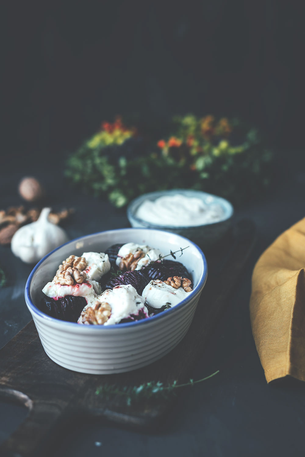 Rezept für Hasselback Rote Bete mit Ziegenkäse aus dem Ofen | mit Knoblauch-Joghurt aus geröstetem Knoblauch | moeyskitchen.com #rotebete #rotebeete #hasselback #foodblog #rezepte #foodblogger #ofengericht #vegetarisch #kochen #kochrezept