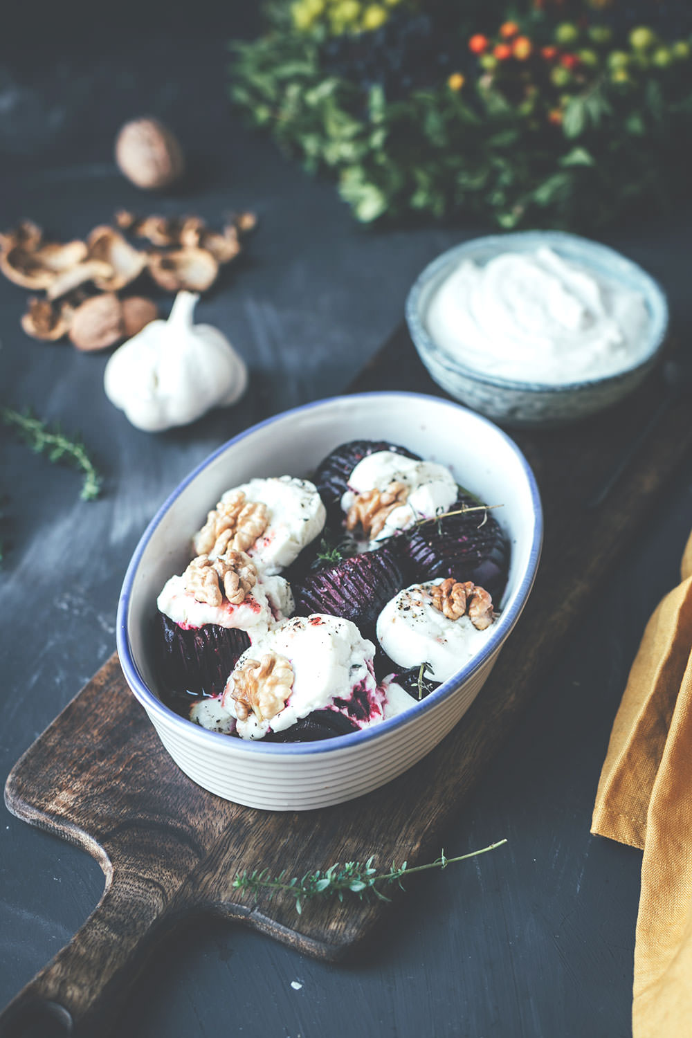 Rezept für Hasselback Rote Bete mit Ziegenkäse aus dem Ofen | mit Knoblauch-Joghurt aus geröstetem Knoblauch | moeyskitchen.com #rotebete #rotebeete #hasselback #foodblog #rezepte #foodblogger #ofengericht #vegetarisch #kochen #kochrezept