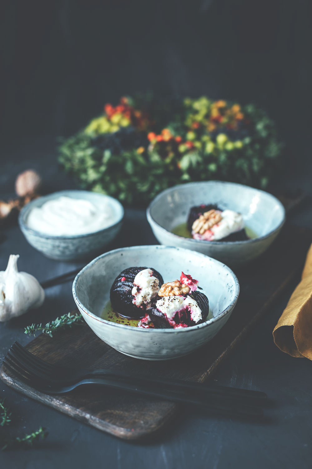 Rezept für Hasselback Rote Bete mit Ziegenkäse aus dem Ofen | mit Knoblauch-Joghurt aus geröstetem Knoblauch | moeyskitchen.com #rotebete #rotebeete #hasselback #foodblog #rezepte #foodblogger #ofengericht #vegetarisch #kochen #kochrezept