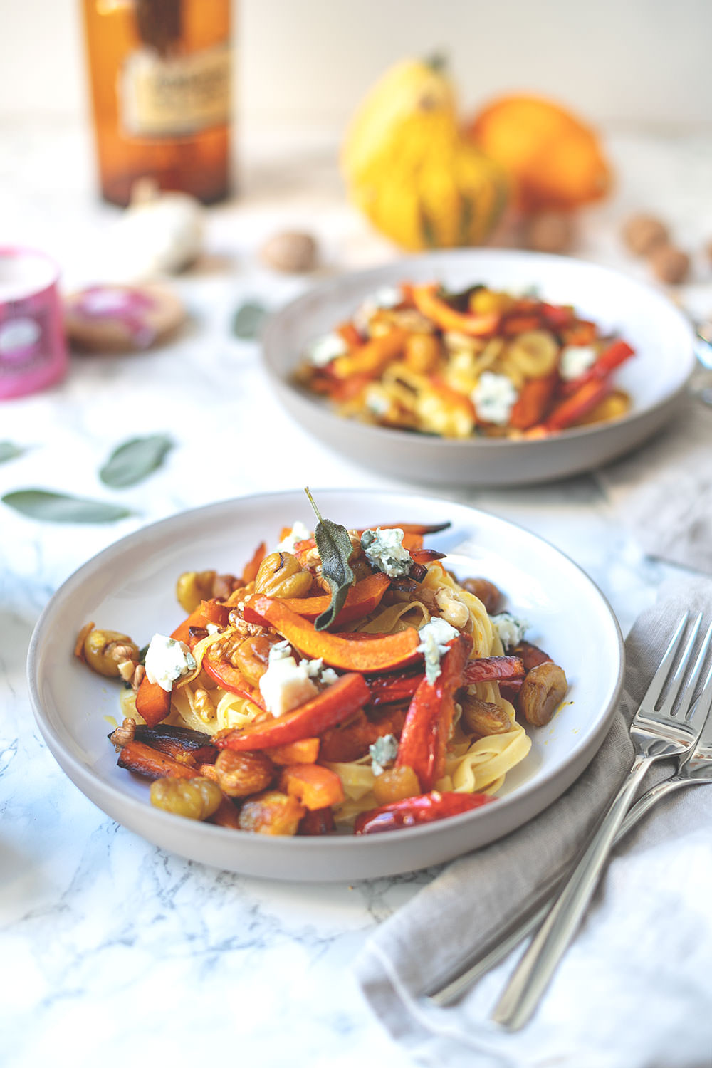 Schnelle Pasta mit Maronen, Kürbis, Salbei und Roquefort | einfach und gut mit französischen Zutaten | moeyskitchen.com #pasta #rezept #foodblog #maronen