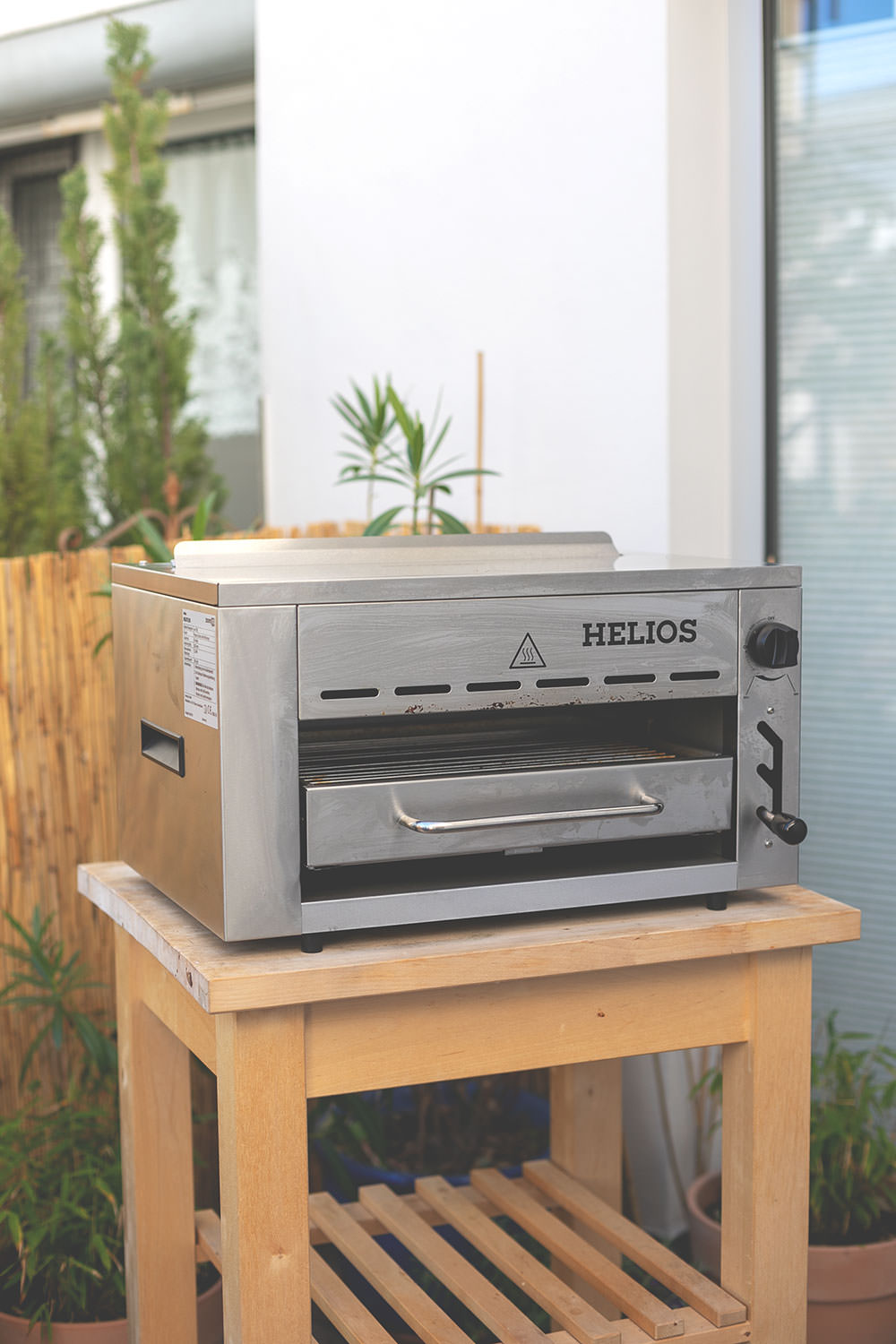 Der Meateor Helios 800 Grad Oberhitzegrill im Test und Rezept für knusprigen Flammkuchen | perfekt für saftige Steaks | moeyskitchen.com #meateorhelios #helios #oberhitzegrill #steak #800grad #flammkuchen #pizzastein #gasgrill #bbq #grillen
