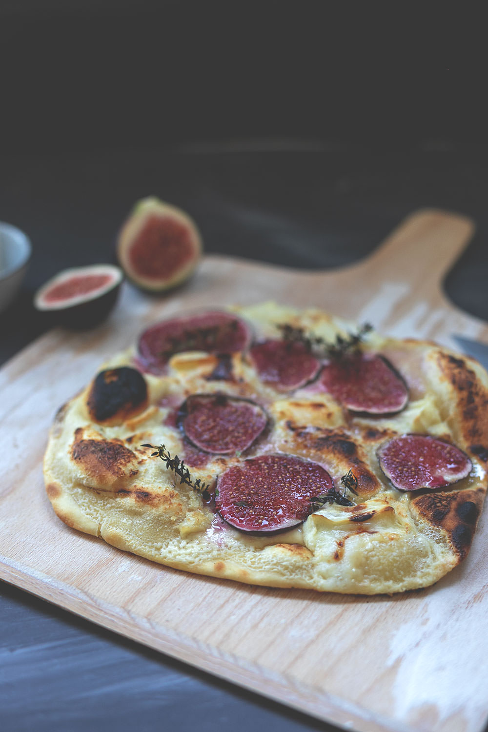 Der Meateor Helios 800 Grad Oberhitzegrill im Test und Rezept für knusprigen Flammkuchen | perfekt für saftige Steaks | moeyskitchen.com #meateorhelios #helios #oberhitzegrill #steak #800grad #flammkuchen #pizzastein #gasgrill #bbq #grillen