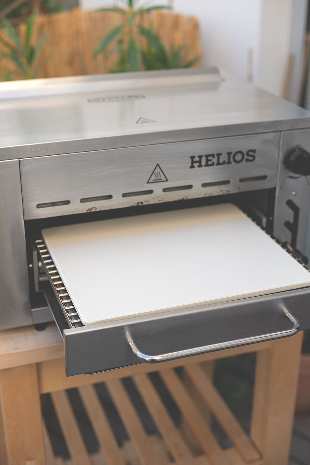 Der Meateor Helios 800 Grad Oberhitzegrill im Test und Rezept für knusprigen Flammkuchen | perfekt für saftige Steaks | moeyskitchen.com #meateorhelios #helios #oberhitzegrill #steak #800grad #flammkuchen #pizzastein #gasgrill #bbq #grillen