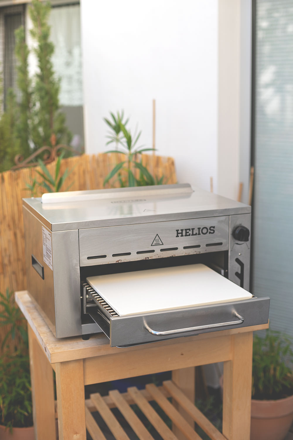 Der Meateor Helios 800 Grad Oberhitzegrill im Test und Rezept für knusprigen Flammkuchen | perfekt für saftige Steaks | moeyskitchen.com #meateorhelios #helios #oberhitzegrill #steak #800grad #flammkuchen #pizzastein #gasgrill #bbq #grillen