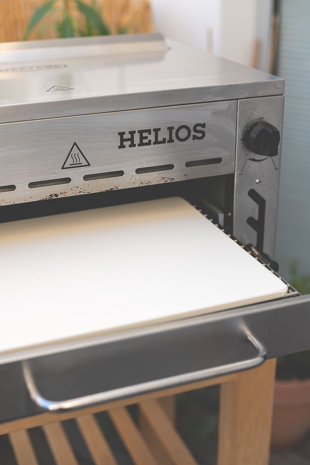 Der Meateor Helios 800 Grad Oberhitzegrill im Test und Rezept für knusprigen Flammkuchen | perfekt für saftige Steaks | moeyskitchen.com #meateorhelios #helios #oberhitzegrill #steak #800grad #flammkuchen #pizzastein #gasgrill #bbq #grillen