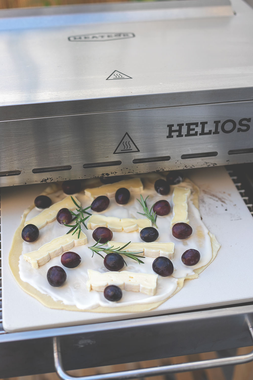 Der Meateor Helios 800 Grad Oberhitzegrill im Test und Rezept für knusprigen Flammkuchen | perfekt für saftige Steaks | moeyskitchen.com #meateorhelios #helios #oberhitzegrill #steak #800grad #flammkuchen #pizzastein #gasgrill #bbq #grillen