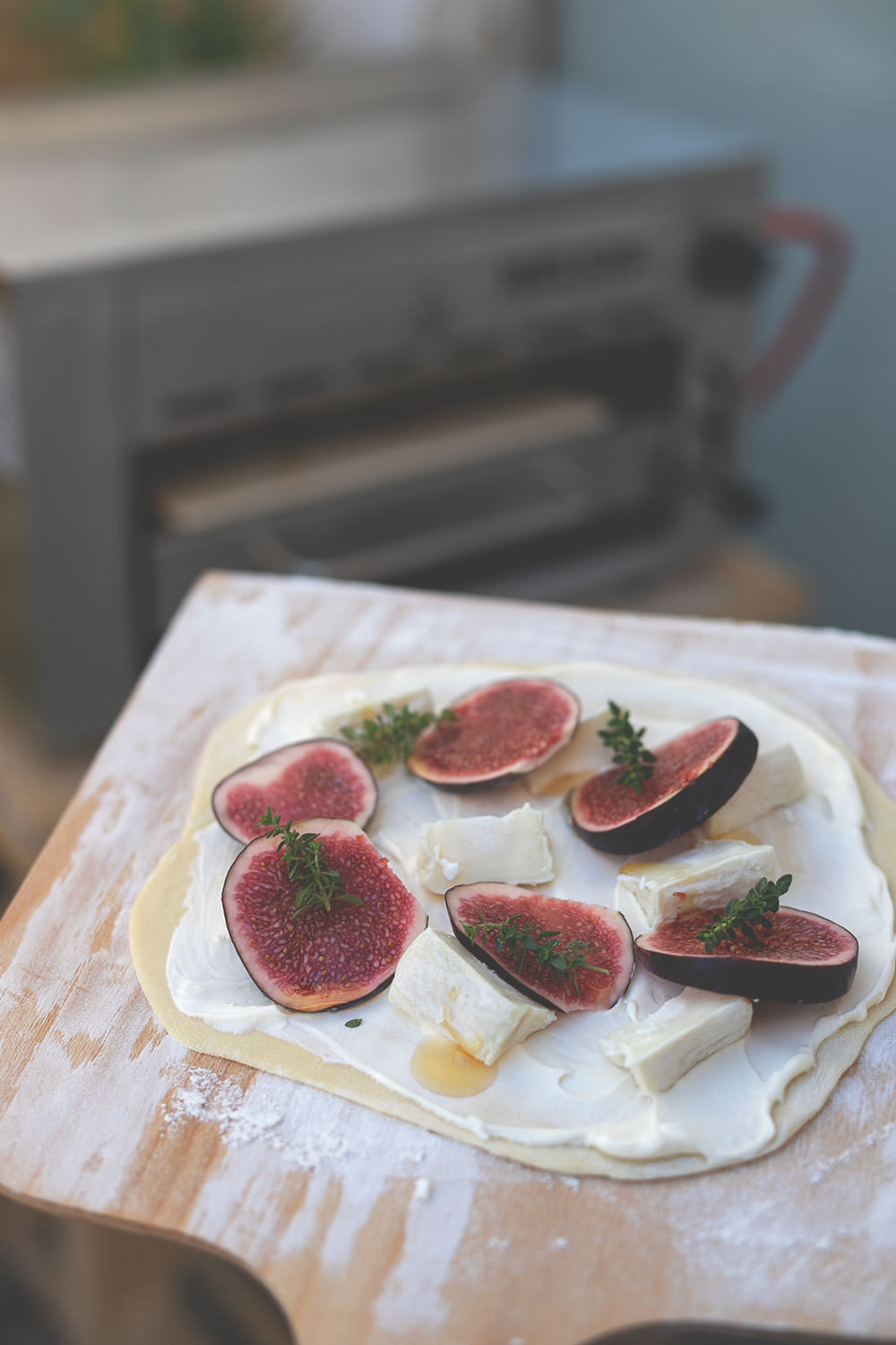Der Meateor Helios 800 Grad Oberhitzegrill im Test und Rezept für knusprigen Flammkuchen | perfekt für saftige Steaks | moeyskitchen.com #meateorhelios #helios #oberhitzegrill #steak #800grad #flammkuchen #pizzastein #gasgrill #bbq #grillen