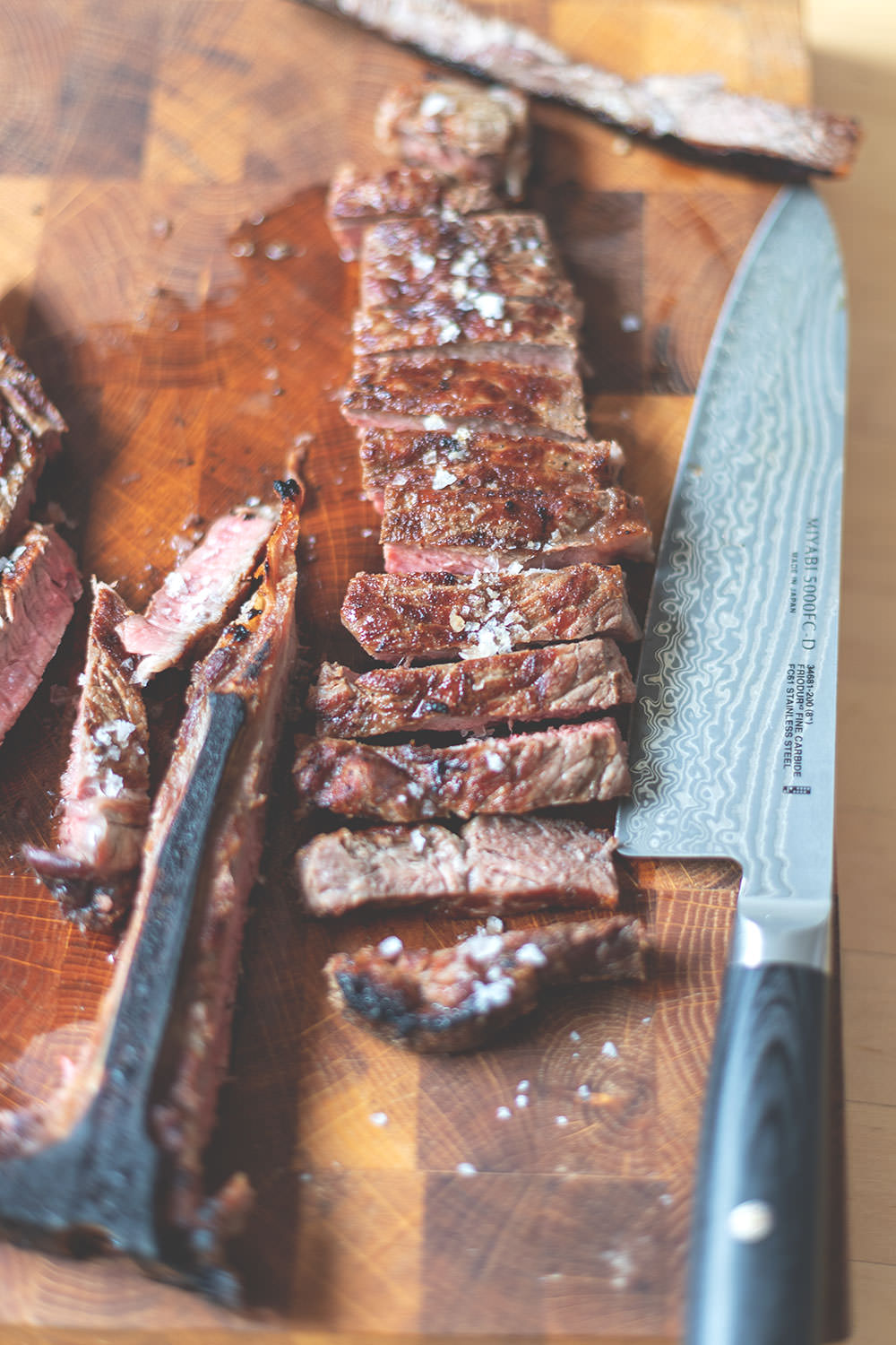 Der Meateor Helios 800 Grad Oberhitzegrill im Test und Rezept für knusprigen Flammkuchen | perfekt für saftige Steaks | moeyskitchen.com #meateorhelios #helios #oberhitzegrill #steak #800grad
