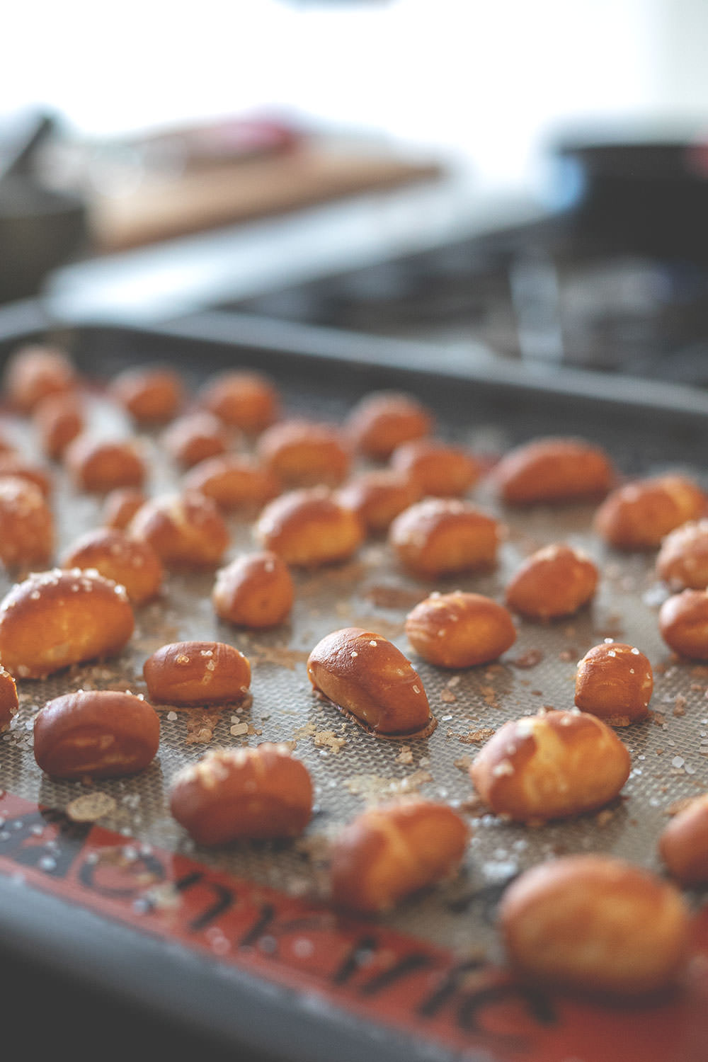 Rezept für Pretzel Bites mit Käsesauce | Laugenkonfekt mit Cheddar-Dip | moeyskitchen.com #pretzelbites #laugenkonfekt #laugengebäck #cheddar #käsesauce #dip #rezepte #foodblogger #foodblog