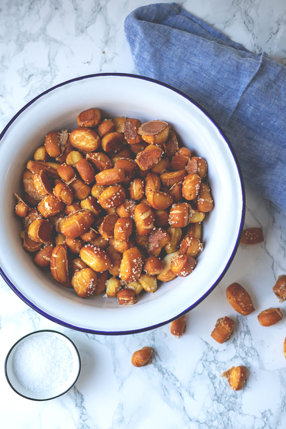 Rezept für Pretzel Bites mit Käsesauce | Laugenkonfekt mit Cheddar-Dip | moeyskitchen.com #pretzelbites #laugenkonfekt #laugengebäck #cheddar #käsesauce #dip #rezepte #foodblogger #foodblog