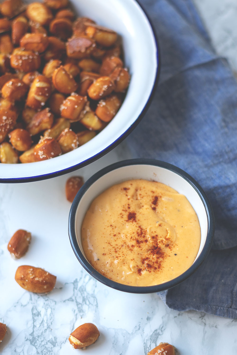 Rezept für Pretzel Bites mit Käsesauce | Laugenkonfekt mit Cheddar-Dip | moeyskitchen.com #pretzelbites #laugenkonfekt #laugengebäck #cheddar #käsesauce #dip #rezepte #foodblogger #foodblog