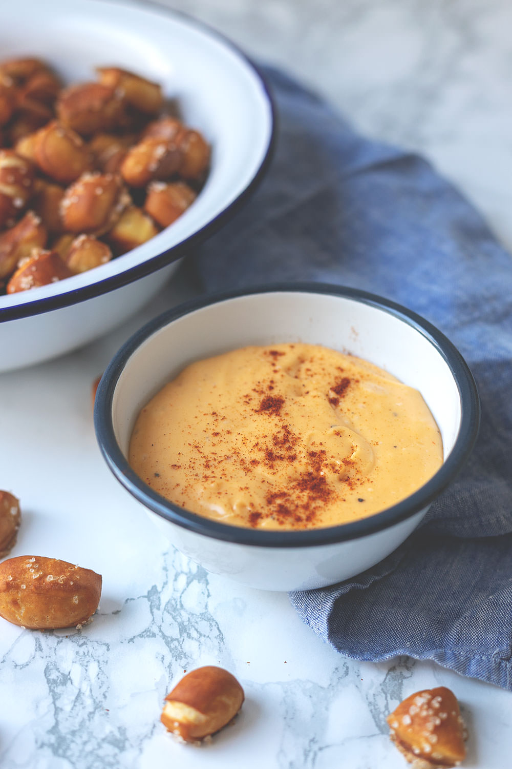 Rezept für Pretzel Bites mit Käsesauce | Laugenkonfekt mit Cheddar-Dip | moeyskitchen.com #pretzelbites #laugenkonfekt #laugengebäck #cheddar #käsesauce #dip #rezepte #foodblogger #foodblog