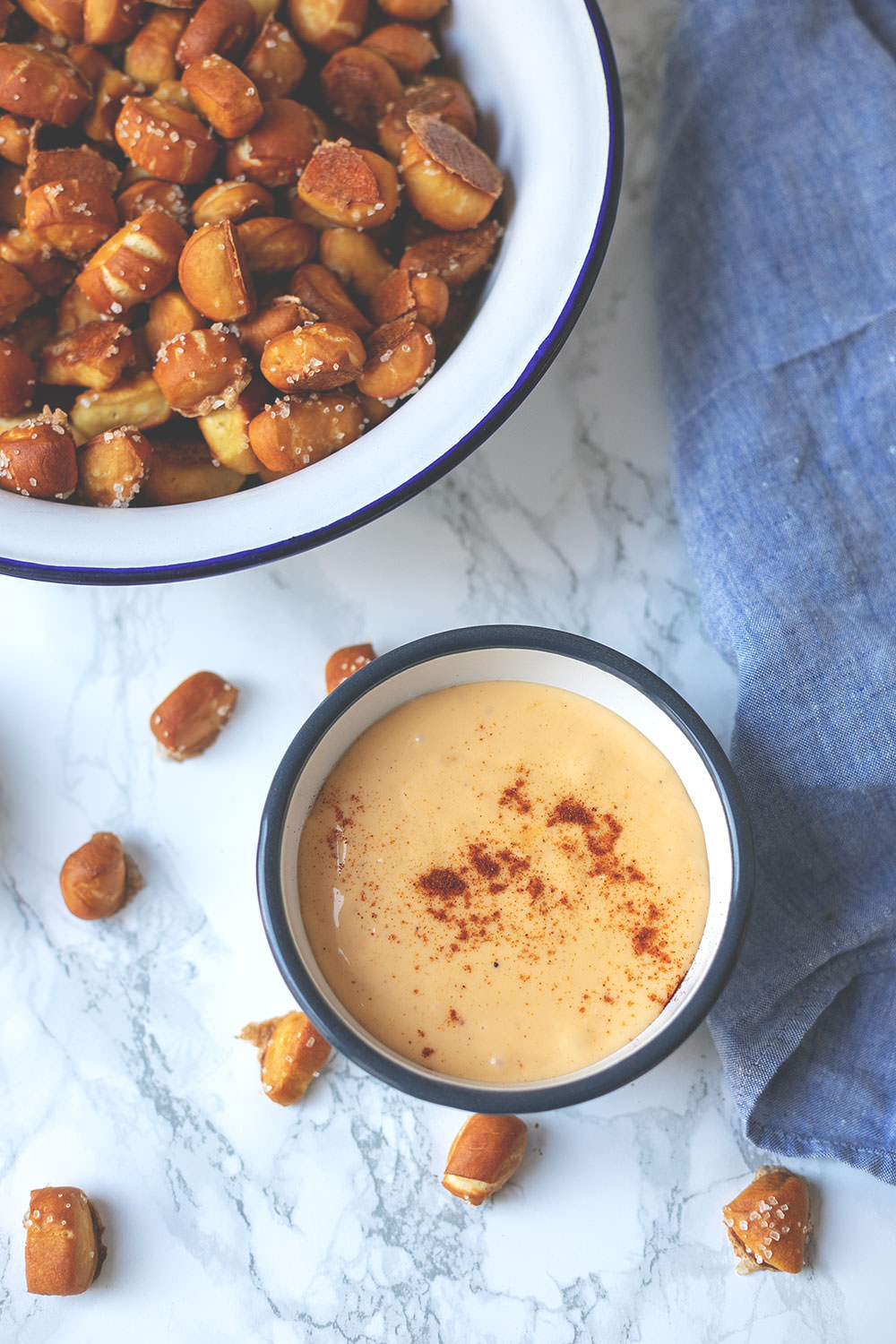 Rezept für Pretzel Bites mit Käsesauce | Laugenkonfekt mit Cheddar-Dip | moeyskitchen.com #pretzelbites #laugenkonfekt #laugengebäck #cheddar #käsesauce #dip #rezepte #foodblogger #foodblog