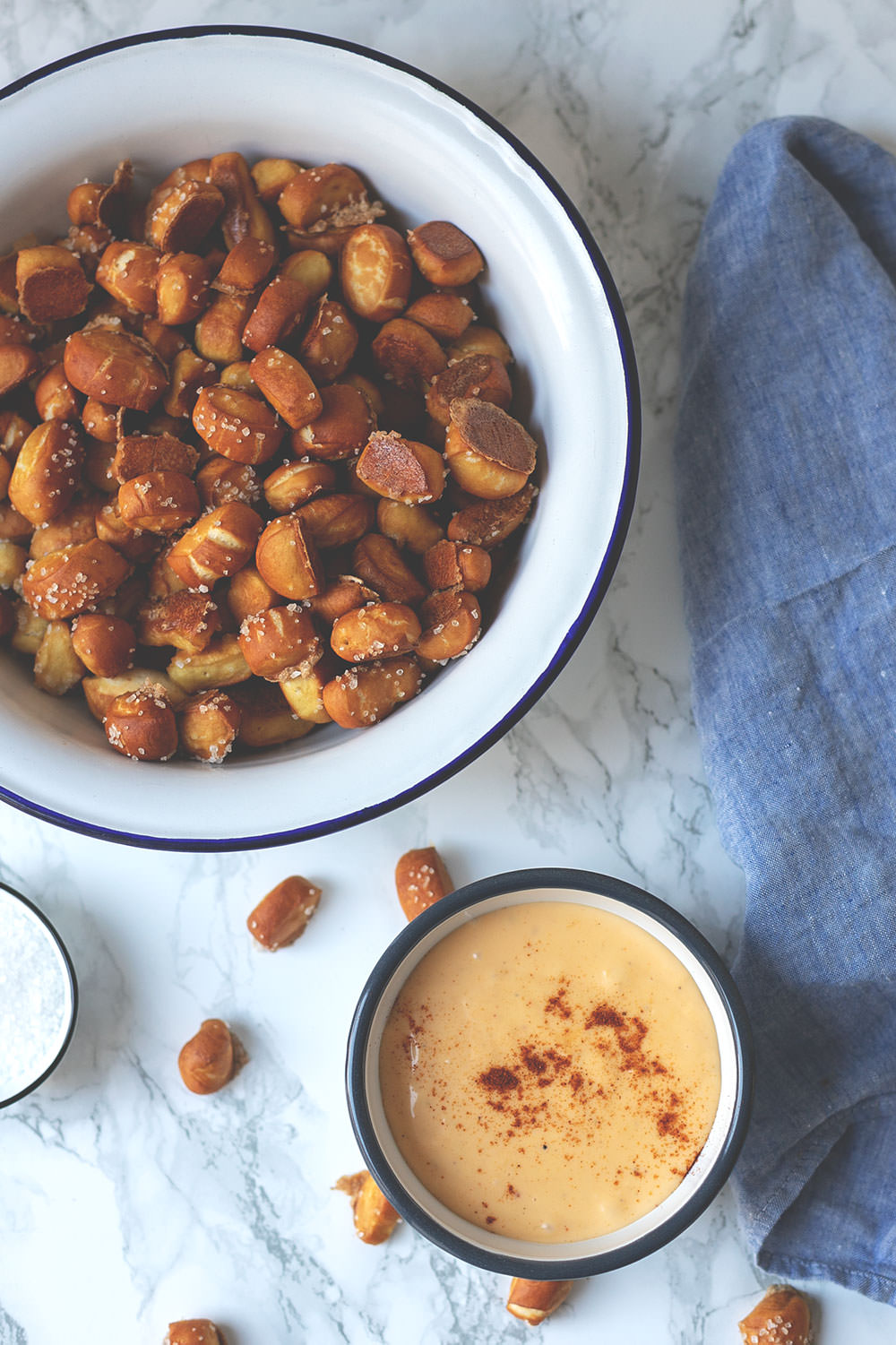 Rezept für Pretzel Bites mit Käsesauce | Laugenkonfekt mit Cheddar-Dip | moeyskitchen.com #pretzelbites #laugenkonfekt #laugengebäck #cheddar #käsesauce #dip #rezepte #foodblogger #foodblog