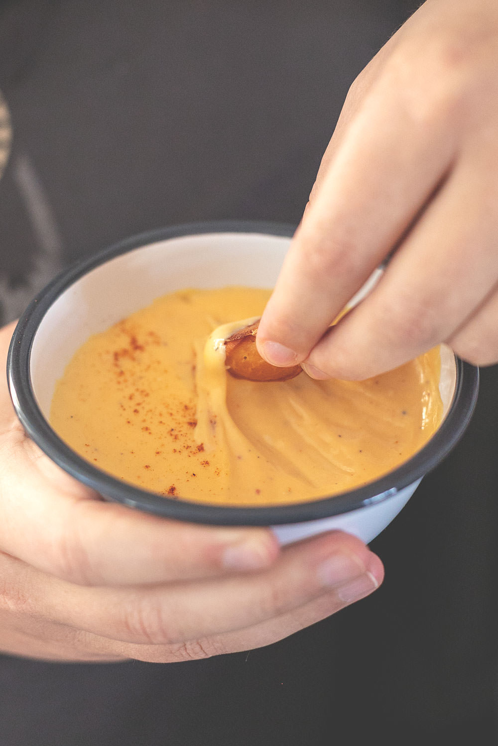Rezept für Pretzel Bites mit Käsesauce | Laugenkonfekt mit Cheddar-Dip | moeyskitchen.com #pretzelbites #laugenkonfekt #laugengebäck #cheddar #käsesauce #dip #rezepte #foodblogger #foodblog