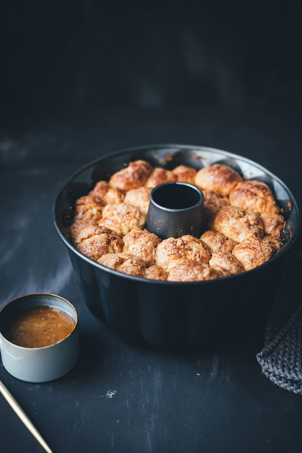 Rezept für Sticky Monkey Bread mit Karamellsauce | süßes Zupfbrot als Gugelhupf | moeyskitchen.com #monkeybread #zupfbrot #gugelhupf #guglhupf #karamell #karamellsauce #kuchen #kuchenbacken #foodblogger #rezepte