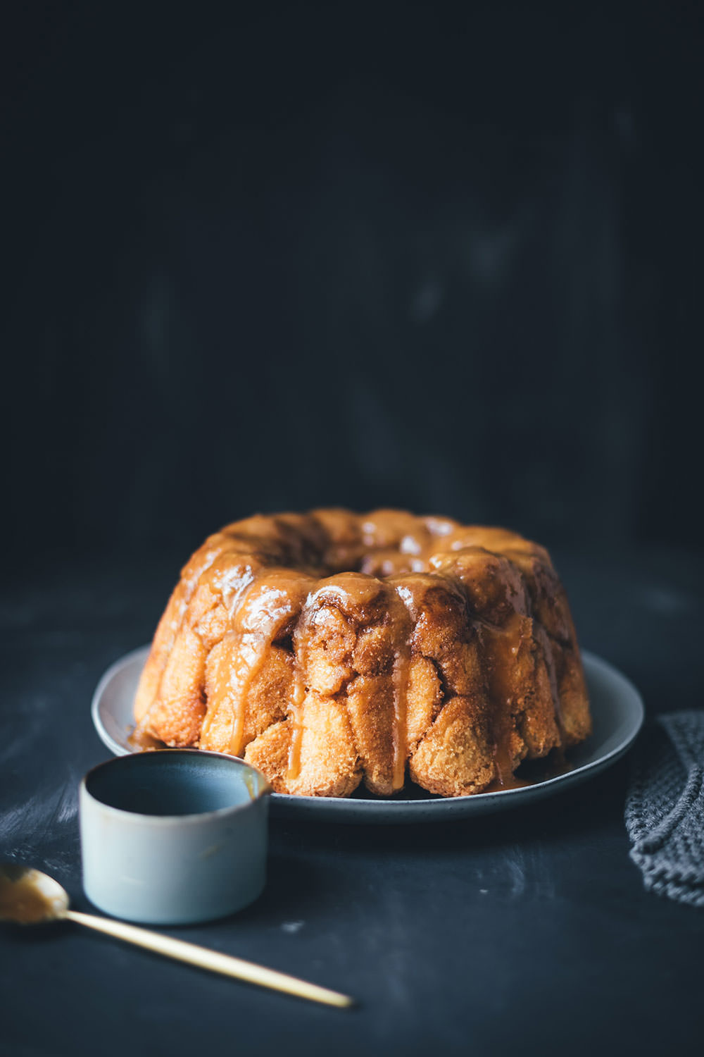 Rezept für Sticky Monkey Bread mit Karamellsauce | süßes Zupfbrot als Gugelhupf | moeyskitchen.com #monkeybread #zupfbrot #gugelhupf #guglhupf #karamell #karamellsauce #kuchen #kuchenbacken #foodblogger #rezepte