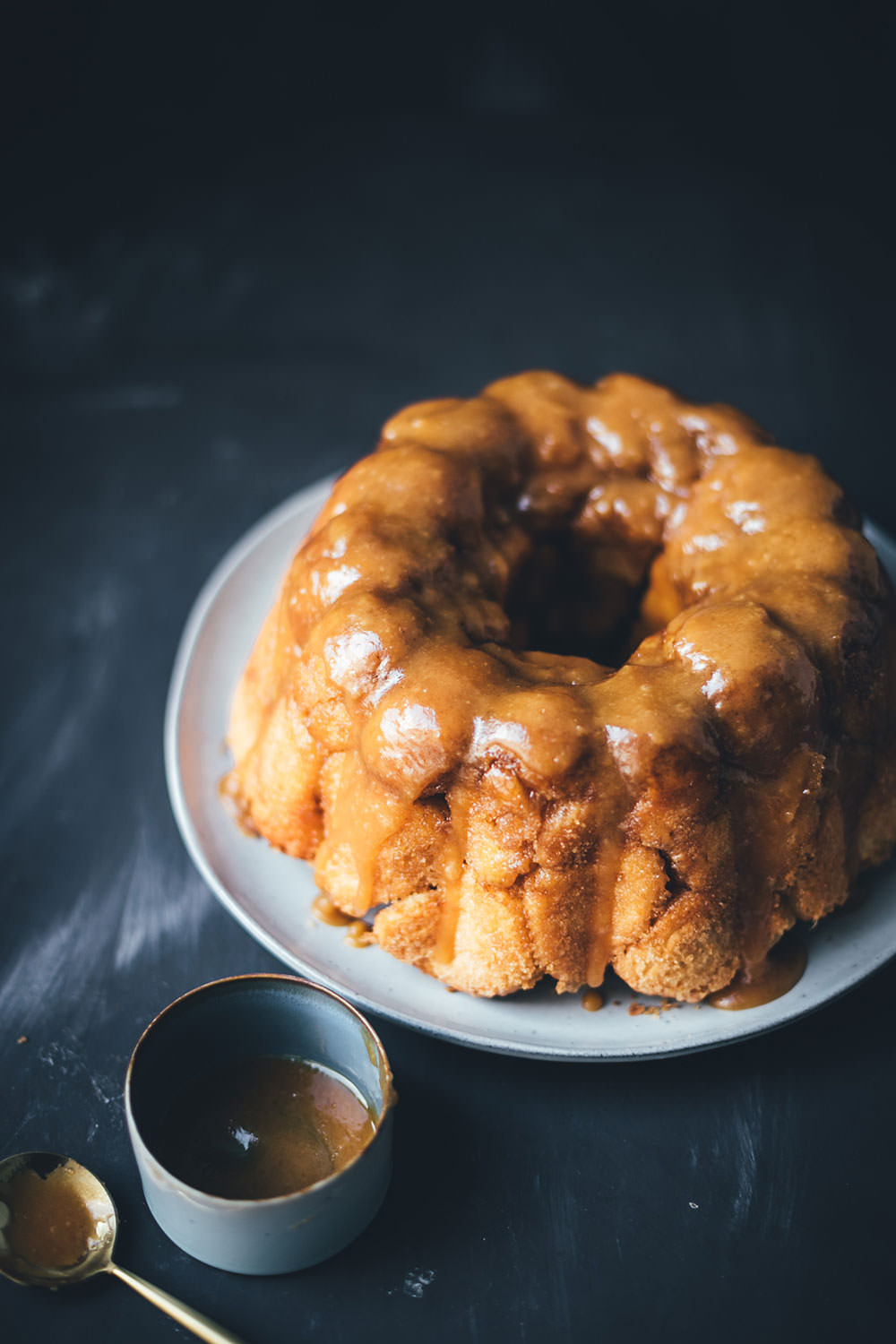 Rezept für Sticky Monkey Bread mit Karamellsauce | süßes Zupfbrot als Gugelhupf | moeyskitchen.com #monkeybread #zupfbrot #gugelhupf #guglhupf #karamell #karamellsauce #kuchen #kuchenbacken #foodblogger #rezepte
