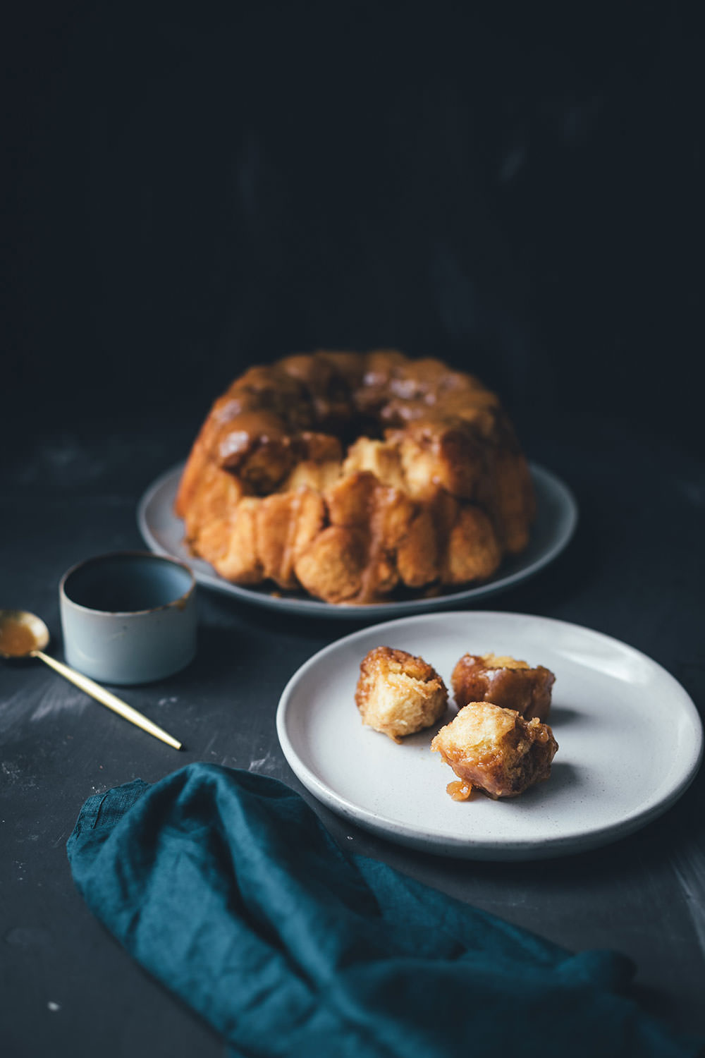 Rezept für Sticky Monkey Bread mit Karamellsauce | süßes Zupfbrot als Gugelhupf | moeyskitchen.com #monkeybread #zupfbrot #gugelhupf #guglhupf #karamell #karamellsauce #kuchen #kuchenbacken #foodblogger #rezepte
