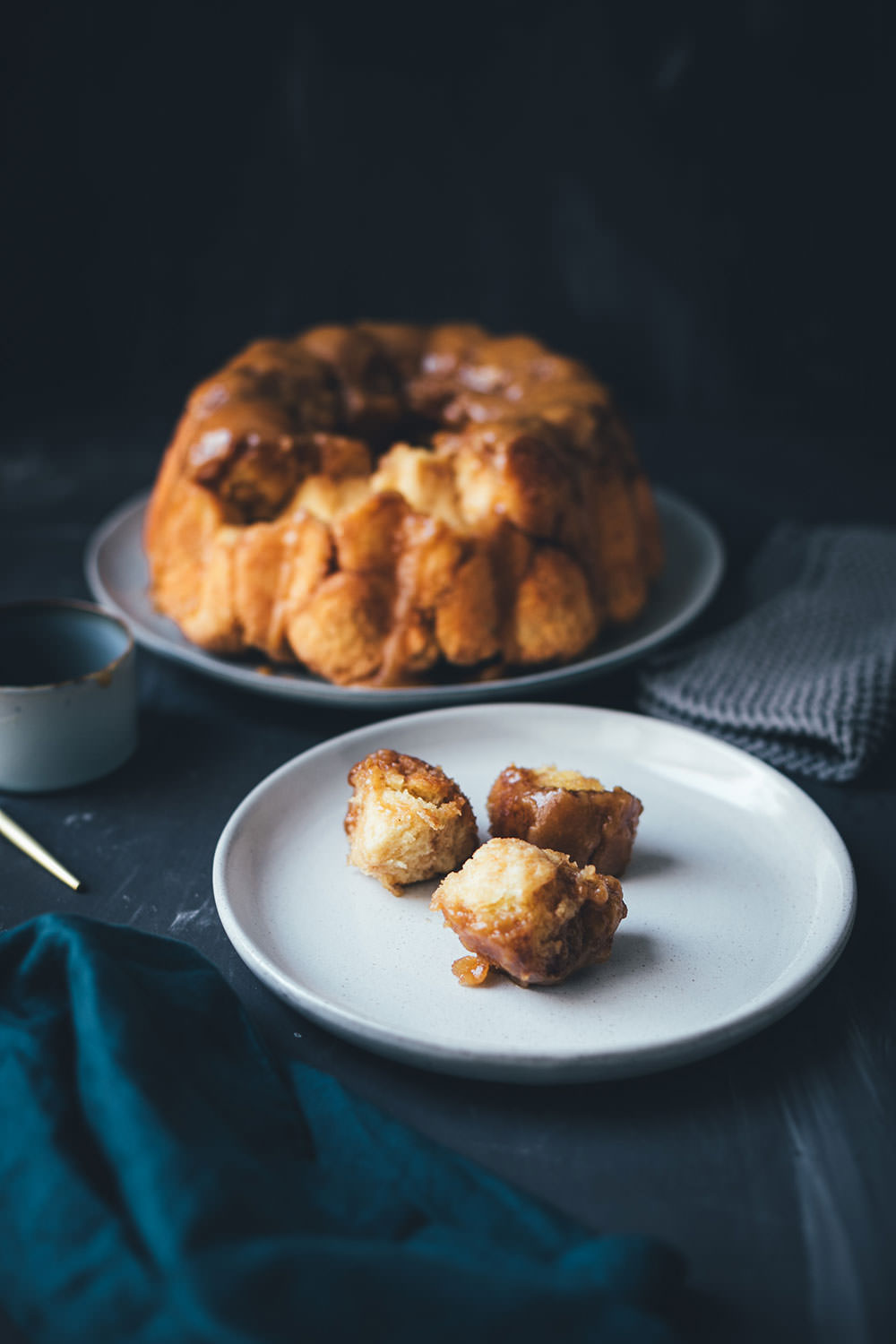 Rezept für Sticky Monkey Bread mit Karamellsauce | süßes Zupfbrot als Gugelhupf | moeyskitchen.com #monkeybread #zupfbrot #gugelhupf #guglhupf #karamell #karamellsauce #kuchen #kuchenbacken #foodblogger #rezepte
