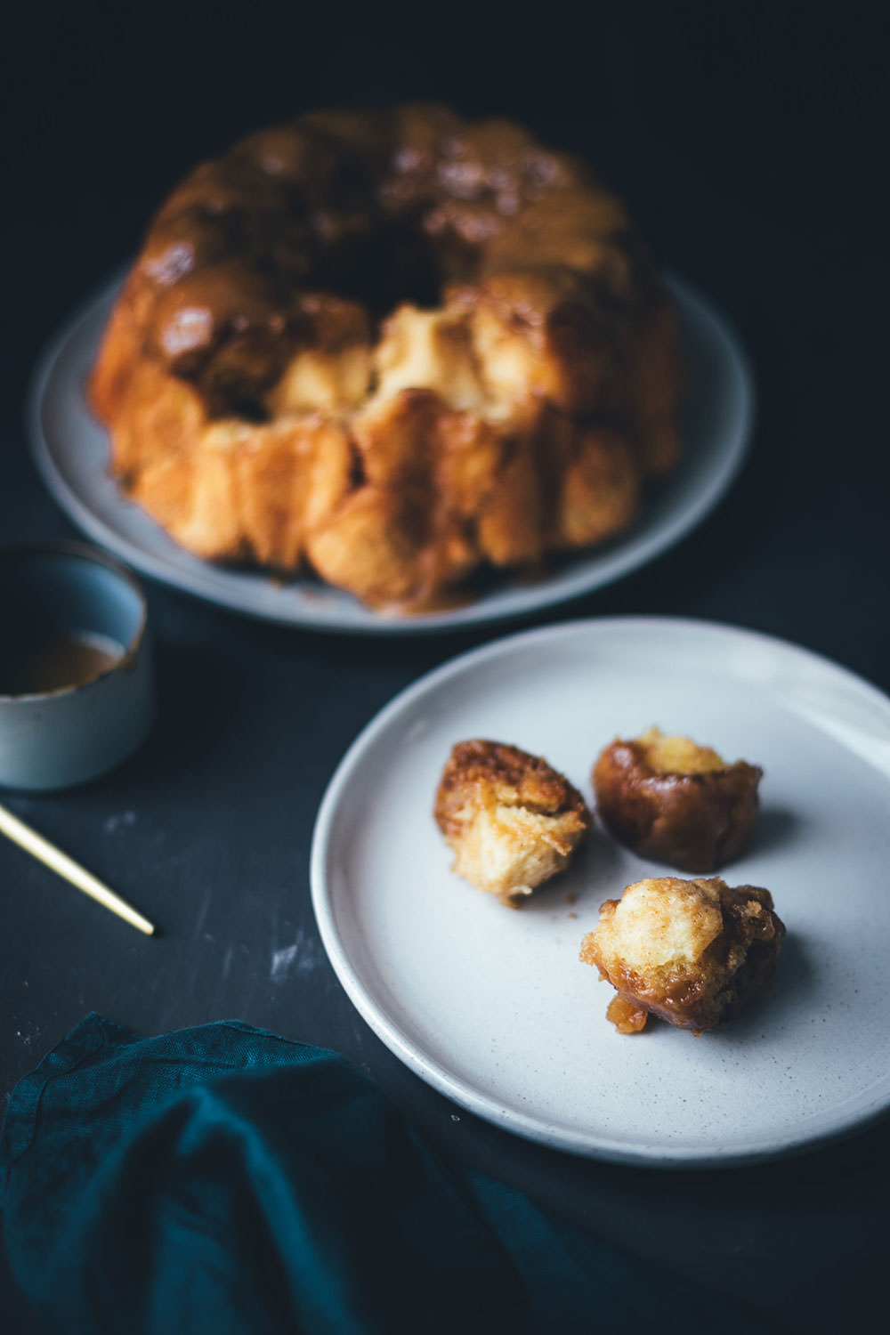 Rezept für Sticky Monkey Bread mit Karamellsauce | süßes Zupfbrot als Gugelhupf | moeyskitchen.com #monkeybread #zupfbrot #gugelhupf #guglhupf #karamell #karamellsauce #kuchen #kuchenbacken #foodblogger #rezepte