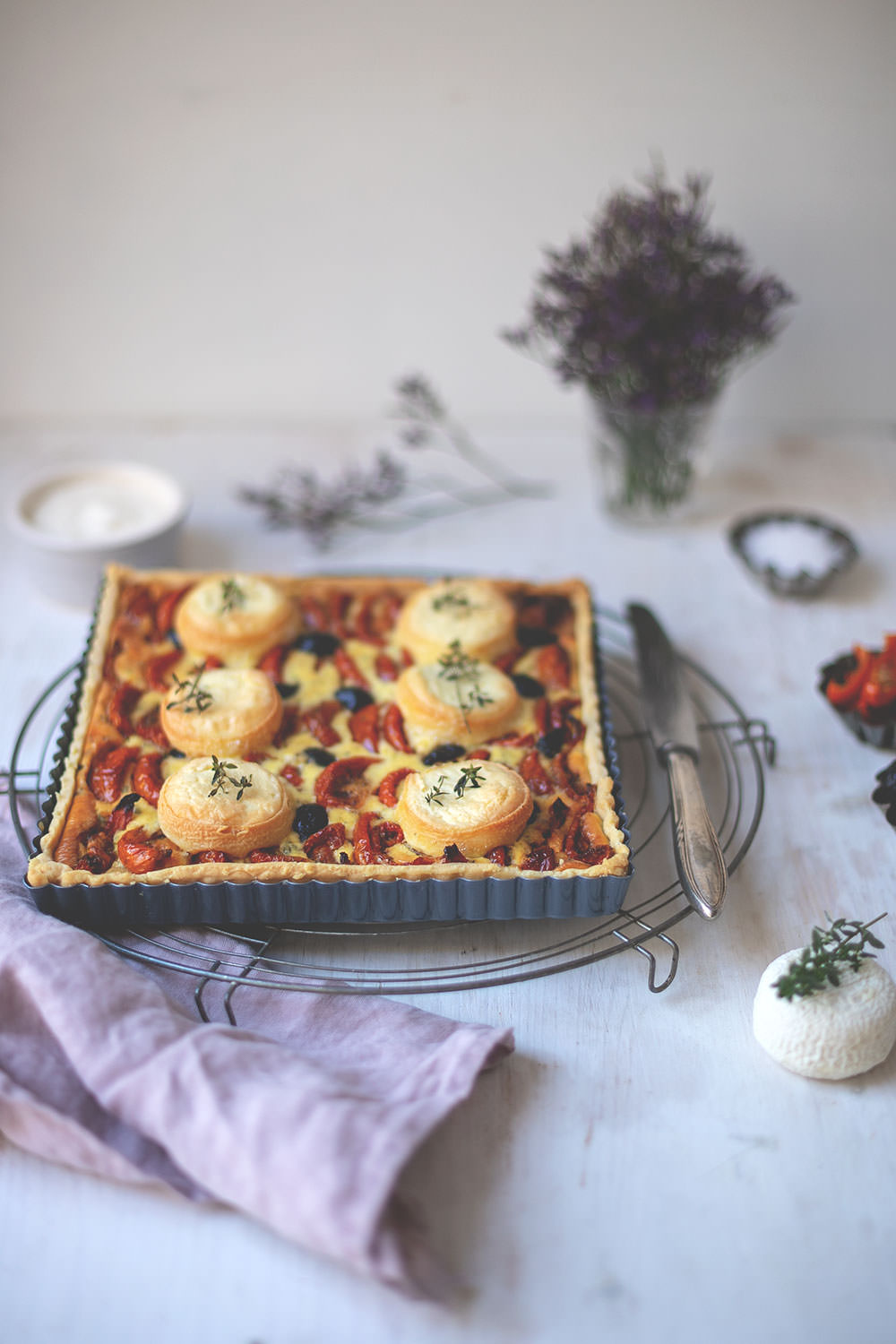 Rezept für französische Tomaten-Tarte mit halbgetrockneten-Tomaten, Ziegenkäse, Oliven und Thymian | moeyskitchen.com #tarte #tomatentarte #francebonappetit #tomatentarte #rezepte #foodblog