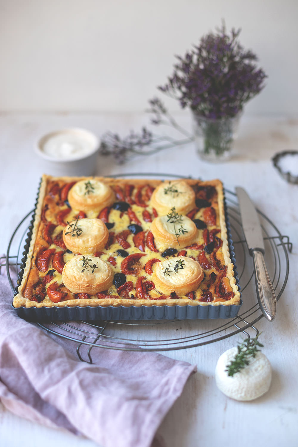Rezept für französische Tomaten-Tarte mit halbgetrockneten-Tomaten, Ziegenkäse, Oliven und Thymian | moeyskitchen.com #tarte #tomatentarte #francebonappetit #tomatentarte #rezepte #foodblog