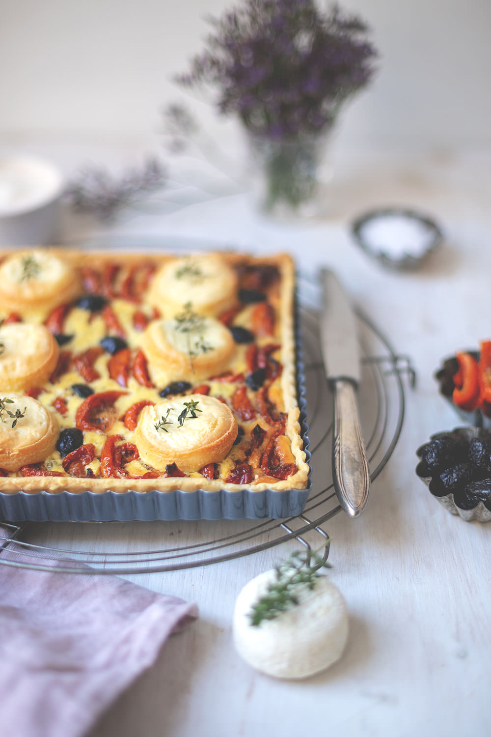 Rezept für französische Tomaten-Tarte mit halbgetrockneten-Tomaten, Ziegenkäse, Oliven und Thymian | moeyskitchen.com #tarte #tomatentarte #francebonappetit #tomatentarte #rezepte #foodblog