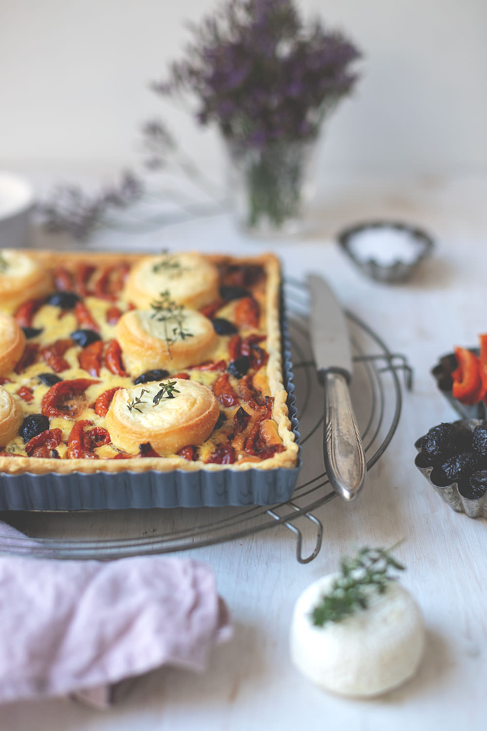 Rezept für französische Tomaten-Tarte mit halbgetrockneten-Tomaten, Ziegenkäse, Oliven und Thymian | moeyskitchen.com #tarte #tomatentarte #francebonappetit #tomatentarte #rezepte #foodblog