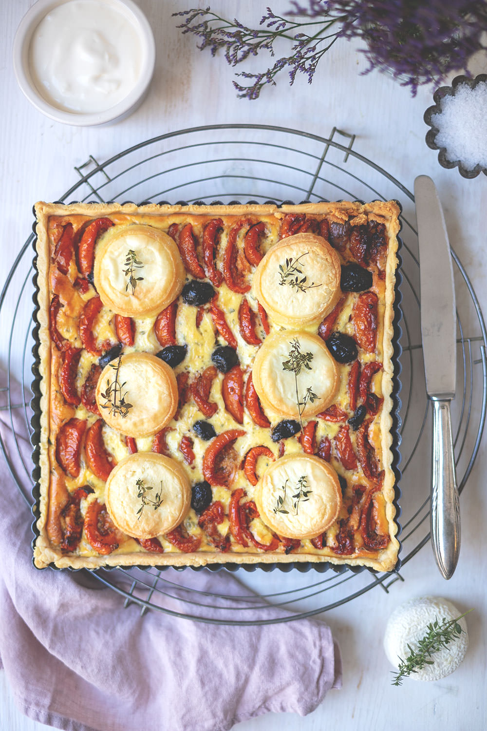 Rezept für französische Tomaten-Tarte mit halbgetrockneten-Tomaten, Ziegenkäse, Oliven und Thymian | moeyskitchen.com #tarte #tomatentarte #francebonappetit #tomatentarte #rezepte #foodblog