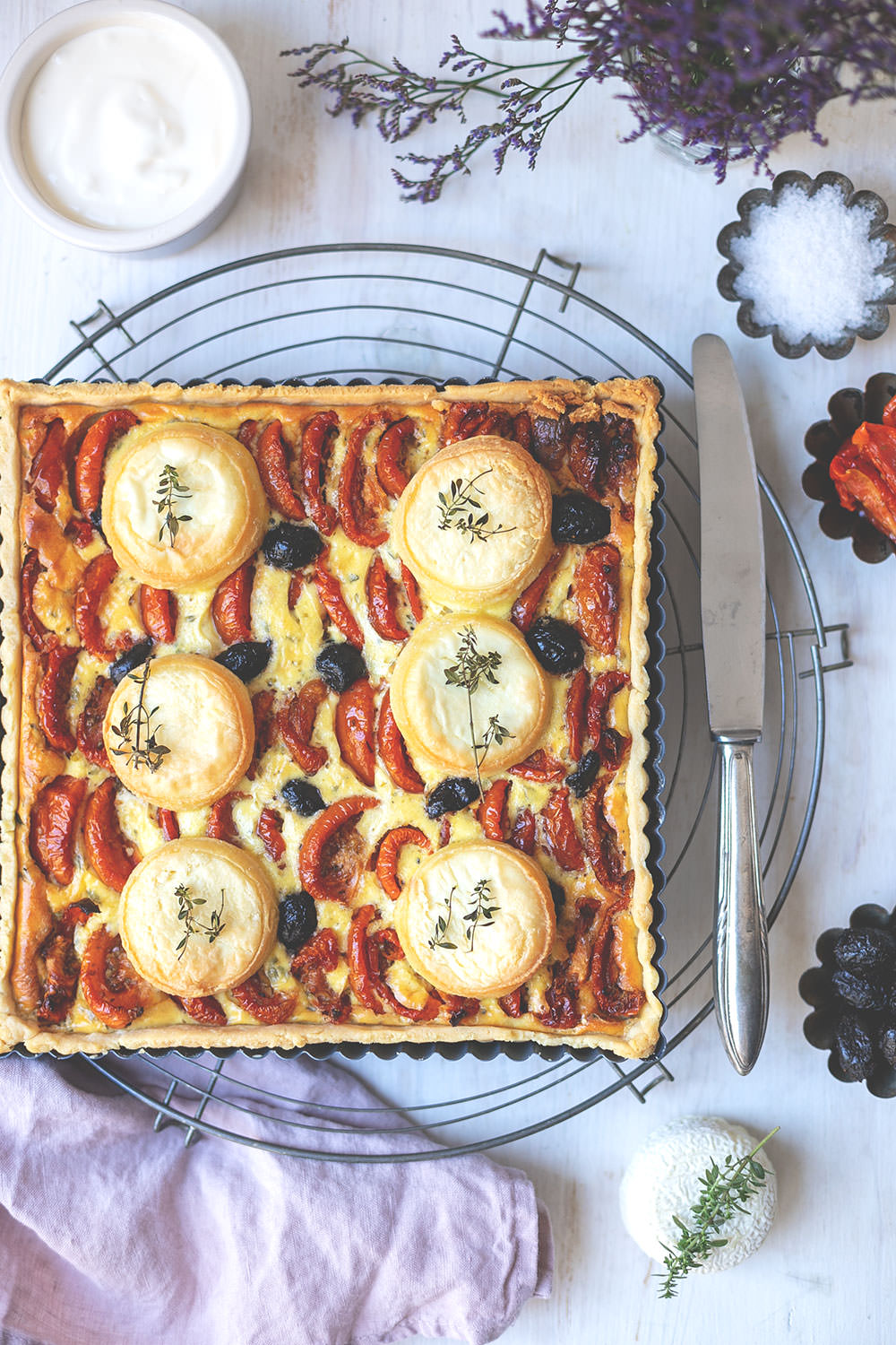 Rezept für französische Tomaten-Tarte mit halbgetrockneten-Tomaten, Ziegenkäse, Oliven und Thymian | moeyskitchen.com #tarte #tomatentarte #francebonappetit #tomatentarte #rezepte #foodblog